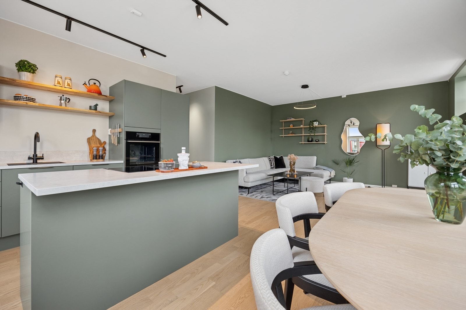 På kjøkkenøyen er det en barløsning som gir muligheten til å sosialisere seg selv under matlagingen. Galleribilde