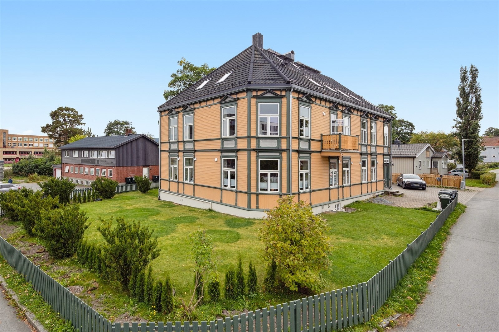 Eiendommen ligger i et rolig og meget attraktivt område på Strindheim. Galleribilde