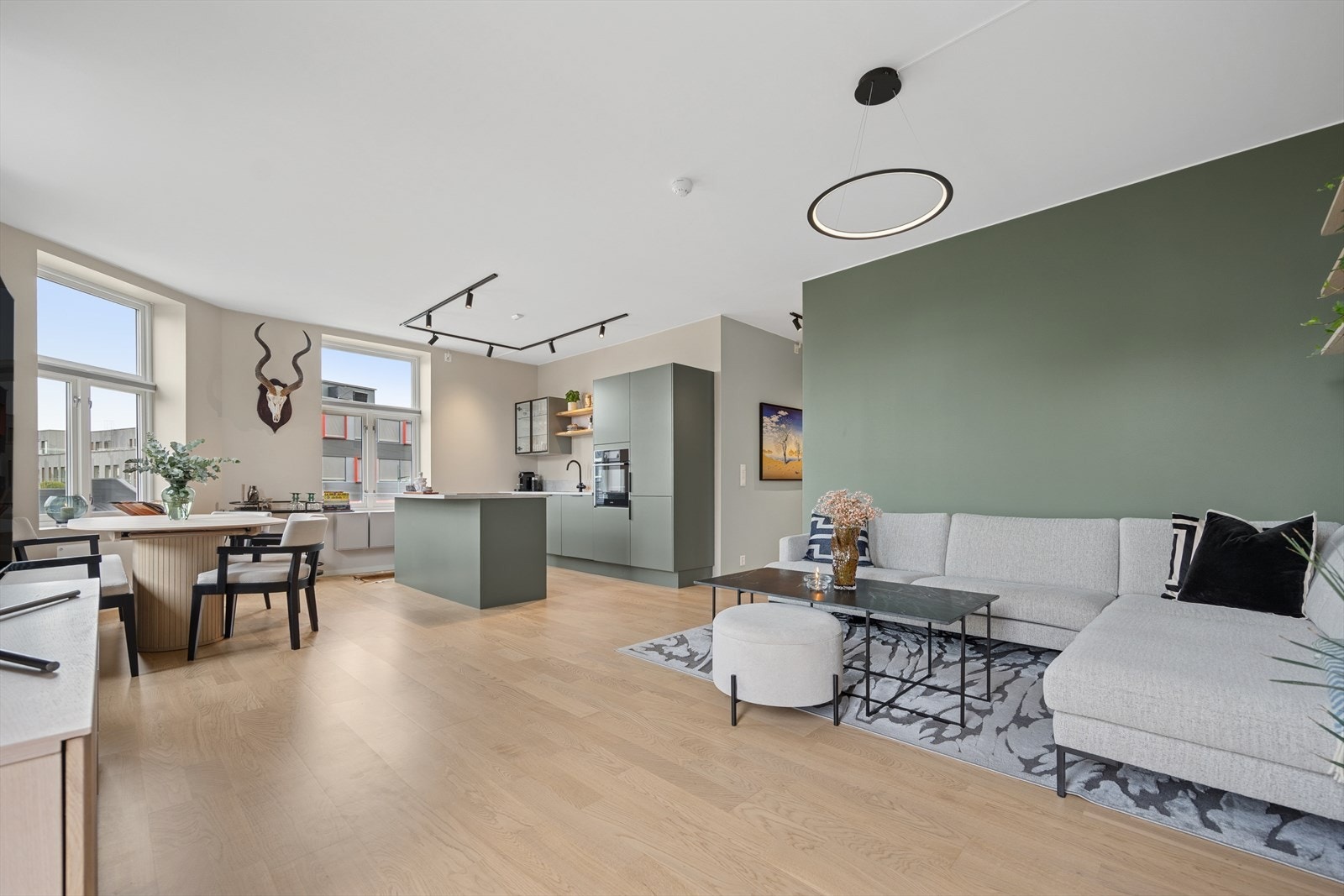 God takhøyde sørger for en luftig atmosfære i hele leiligheten. Galleribilde