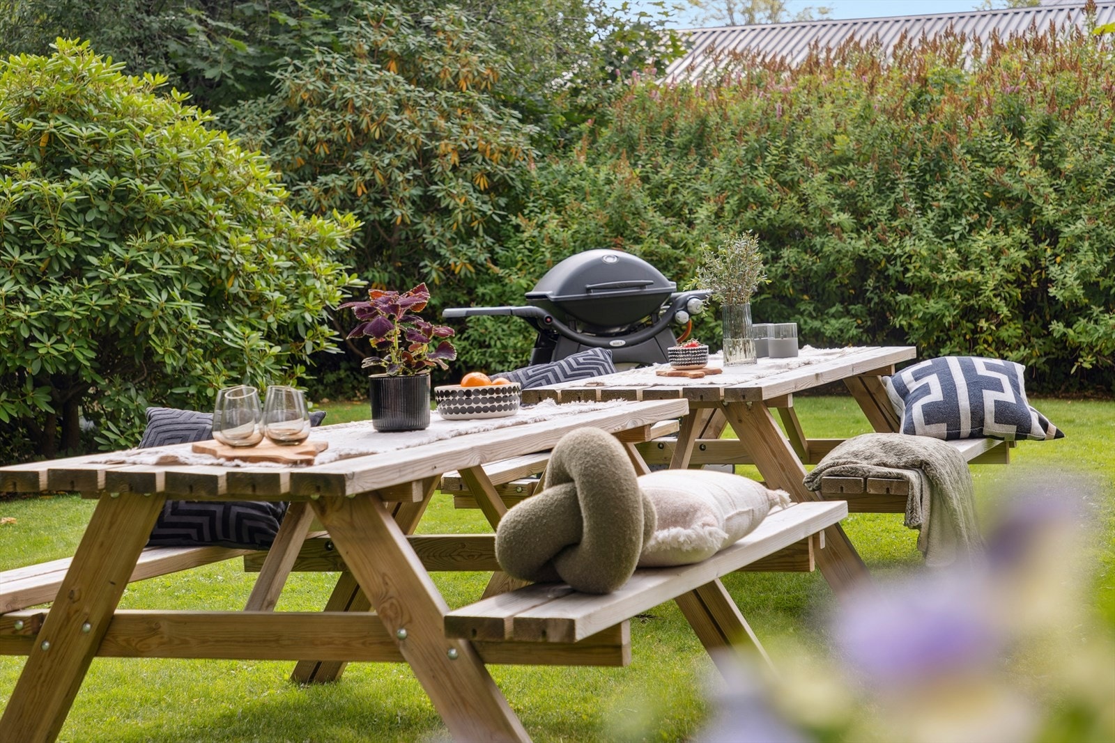 Sameiets fellesarealer strekker seg rundt huset og er pent opparbeidet med plen og prydbusker. Galleribilde