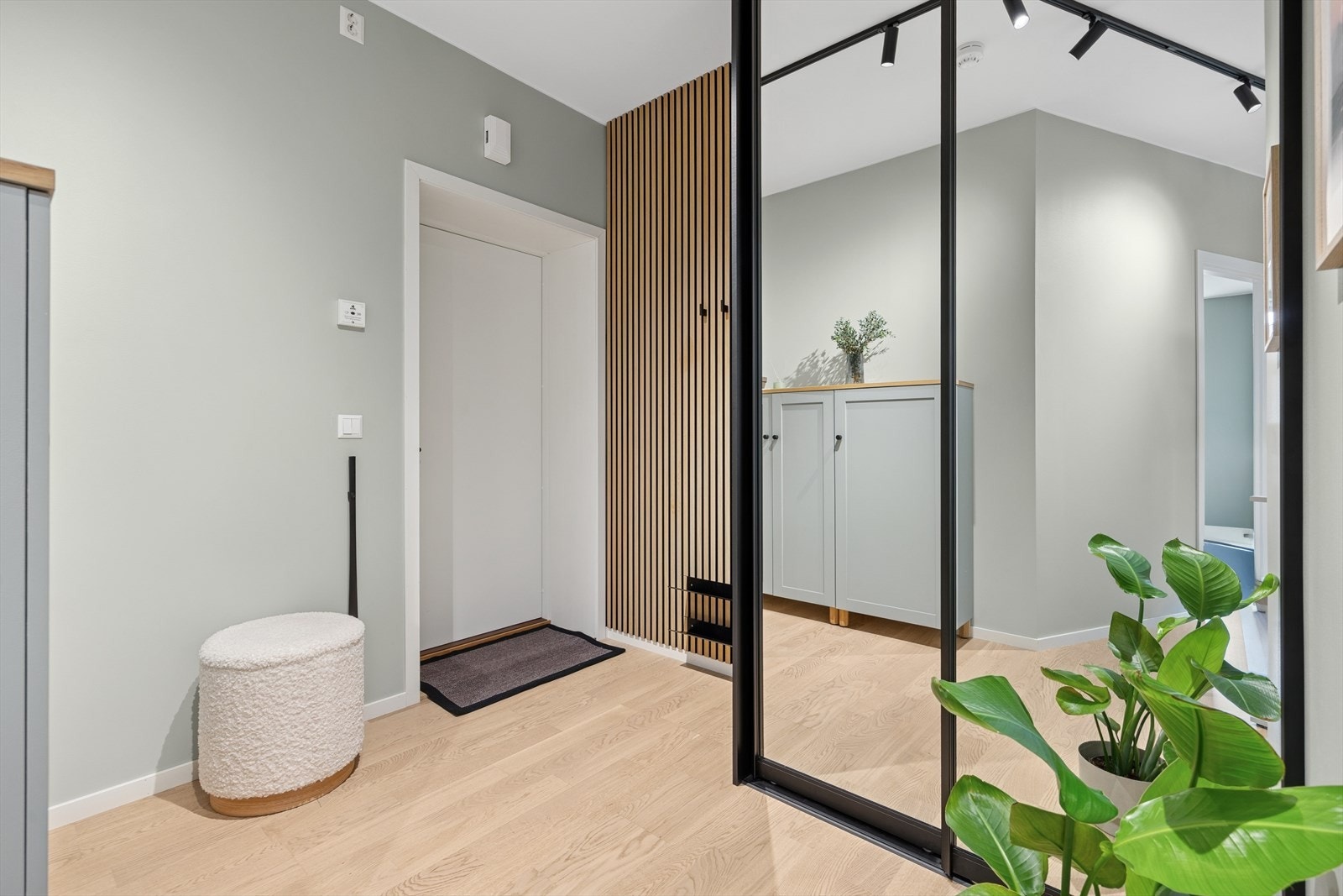 Romslig entré med stor plassbygd skyvedørsgarderobe. Galleribilde