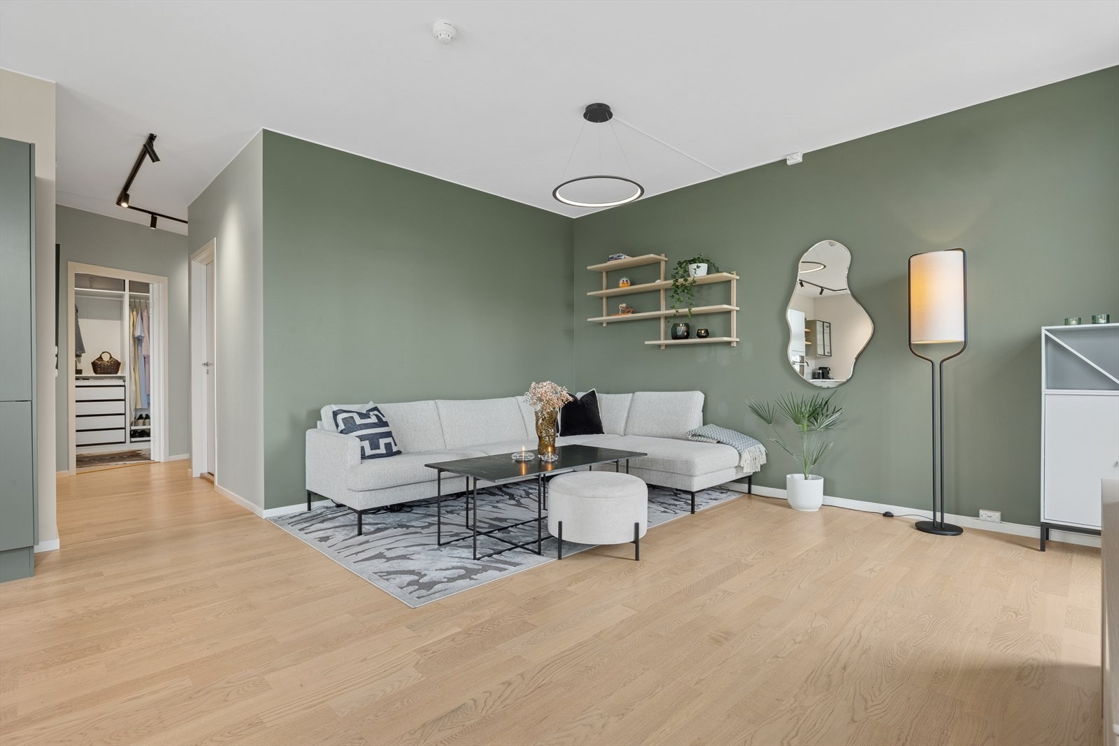 Stuens størrelse gjør den enkel å innrede med naturlige soner. Galleribilde