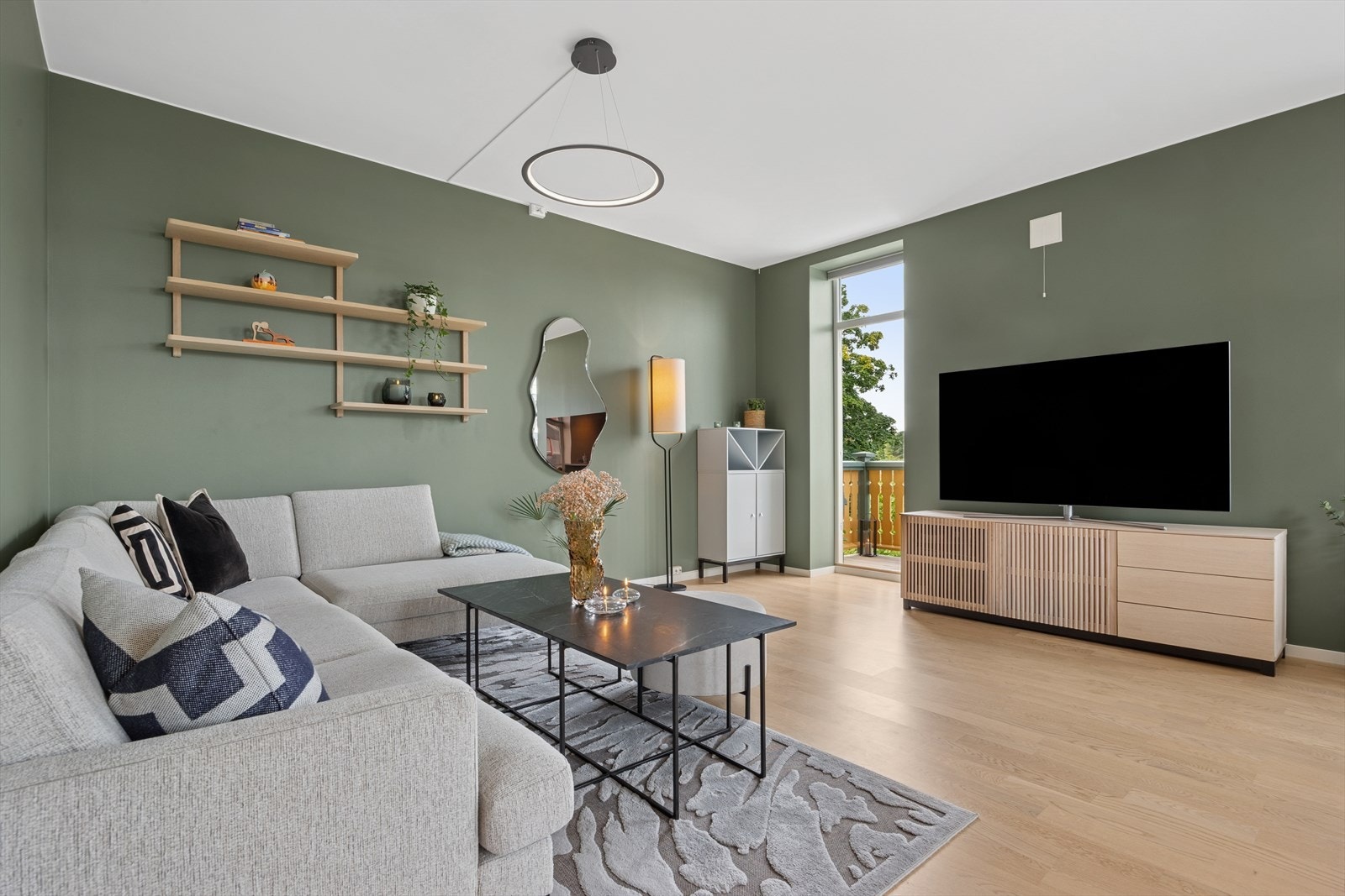 Fra stuen er det utgang til leilighetens balkong. Galleribilde