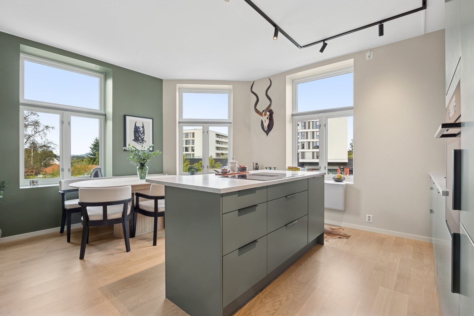 Store vindusflater i hele rommet sørger for rikelig med naturlig belysning. Det er også spesialtilpasset solskjerming på alle vinduer. Galleribilde