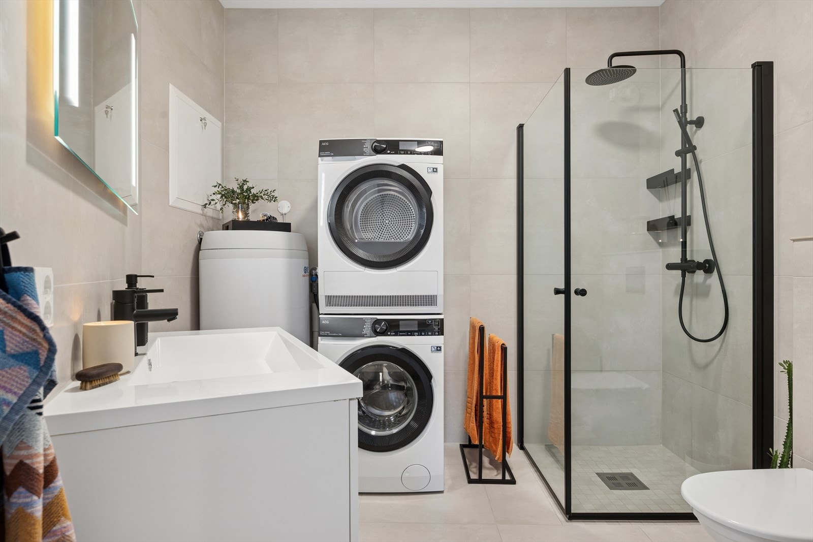 Badet måler 6,2 m² og er utstyrt med servant i servantskap, WC, dusjhjørne og opplegg for vaskemakin. Galleribilde