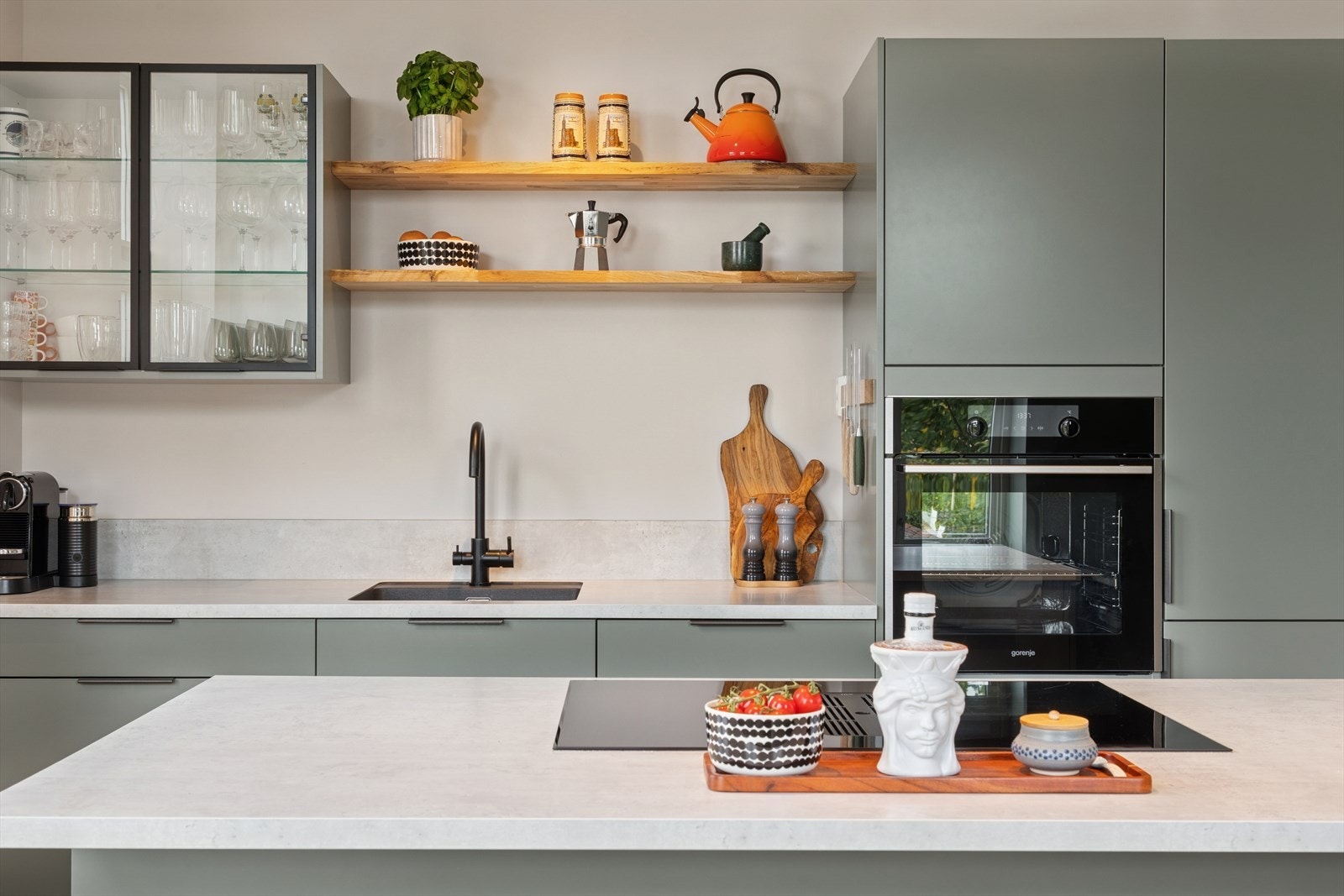 Kjøkkenet er preget av praktiske løsninger som f.eks. stekeovn i høyden og integrert avtrekk i platetoppen. Galleribilde