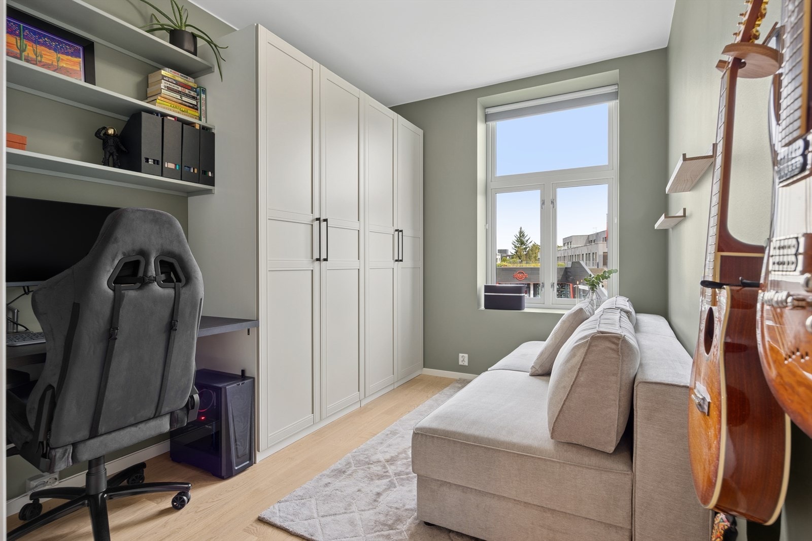 Soverom 2 måler 8,7 m² og passer flott til kontor eller gjesterom. Galleribilde