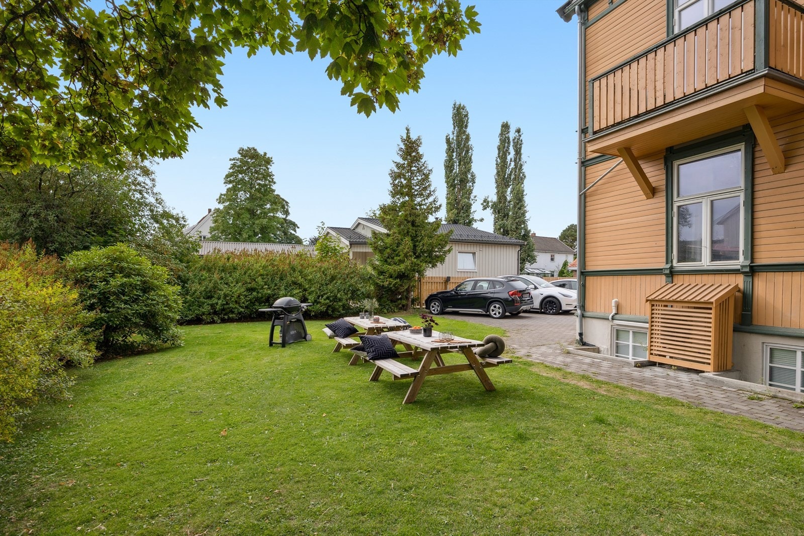 Parkeringen foregår på oppstillingplasser på sameiets eiendom. Det er lagt opp elbillader på parkeringsplassen. Galleribilde