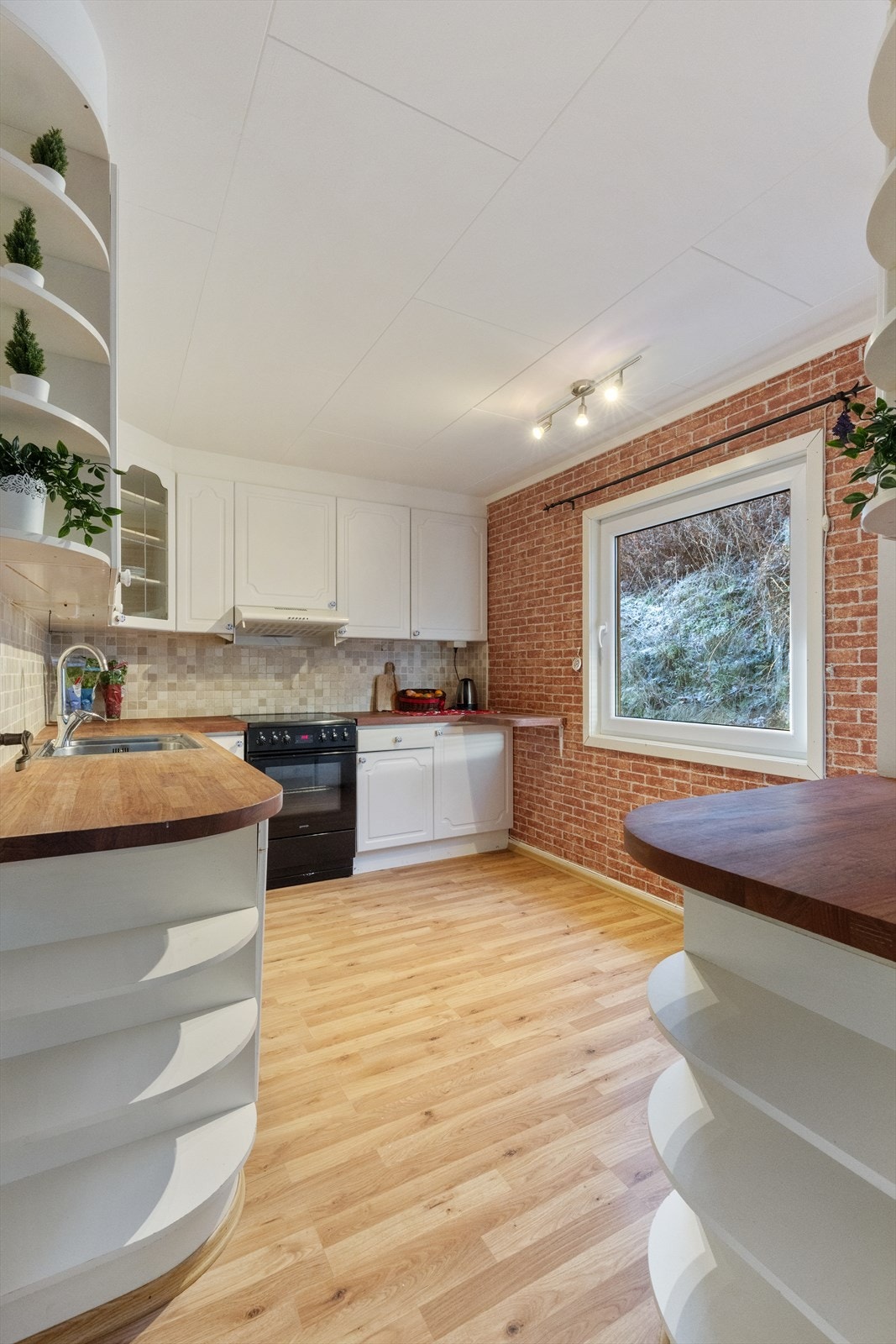 Profilert kjøkkeninnredning med medfølgende hvitevarer Galleribilde