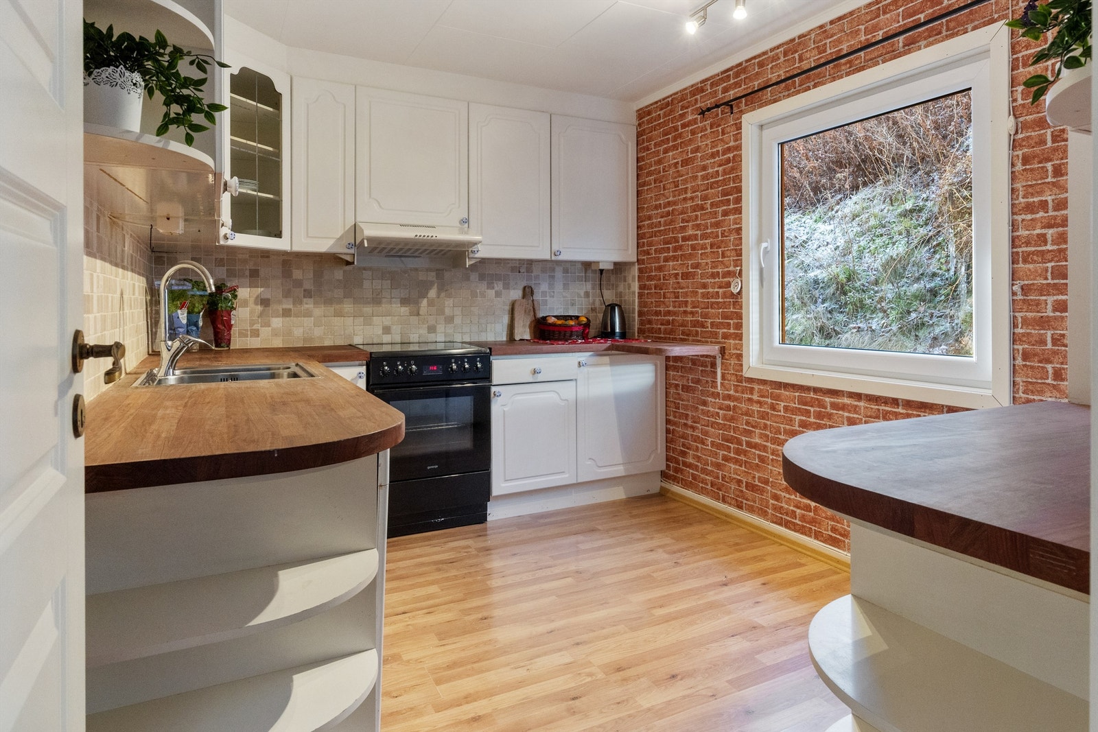 Over- og underskap samt vitrineskap i hvit utførelse Galleribilde