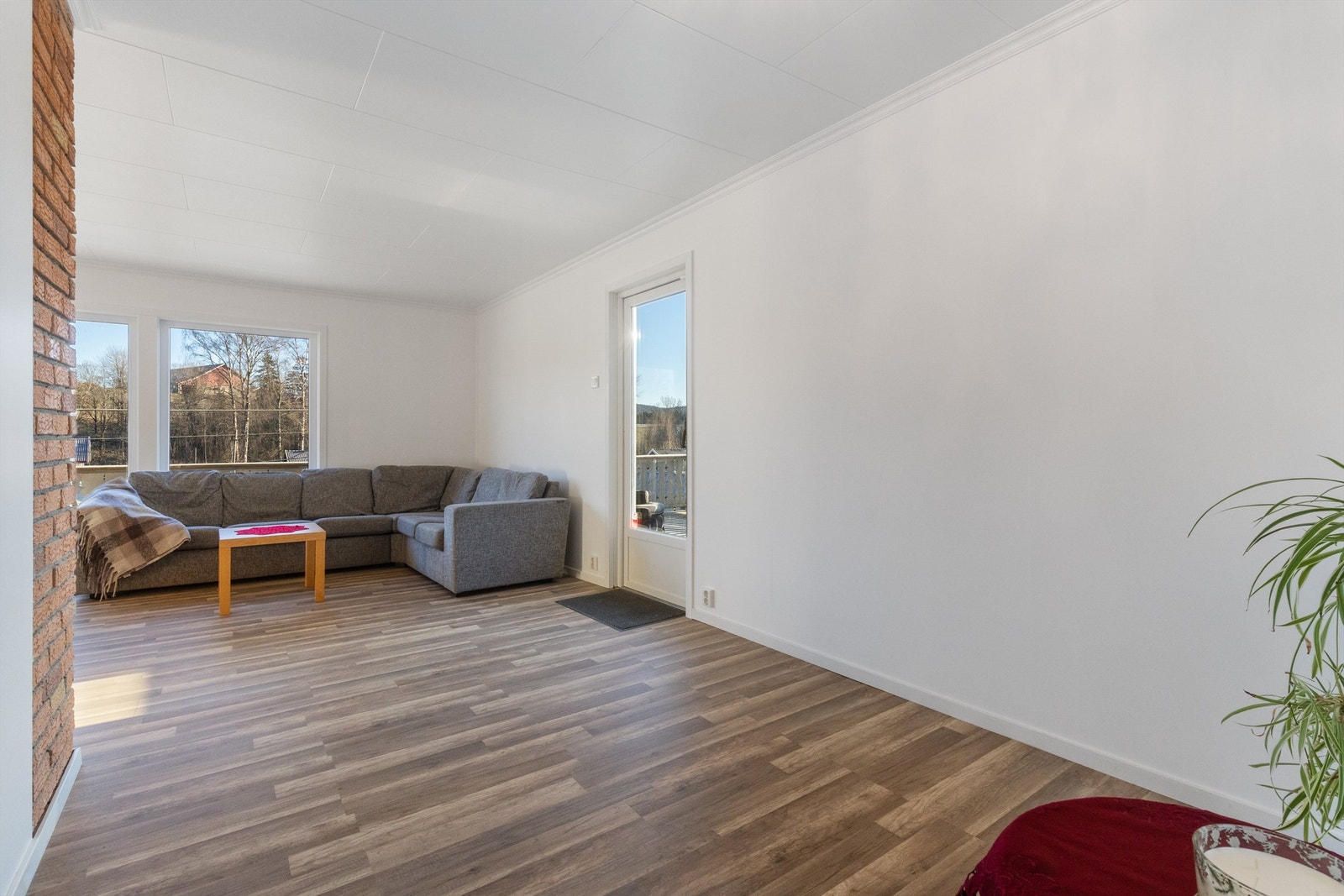 Rommet er gjennomgående og har store vindusflater som gir mye lysinnslipp Galleribilde