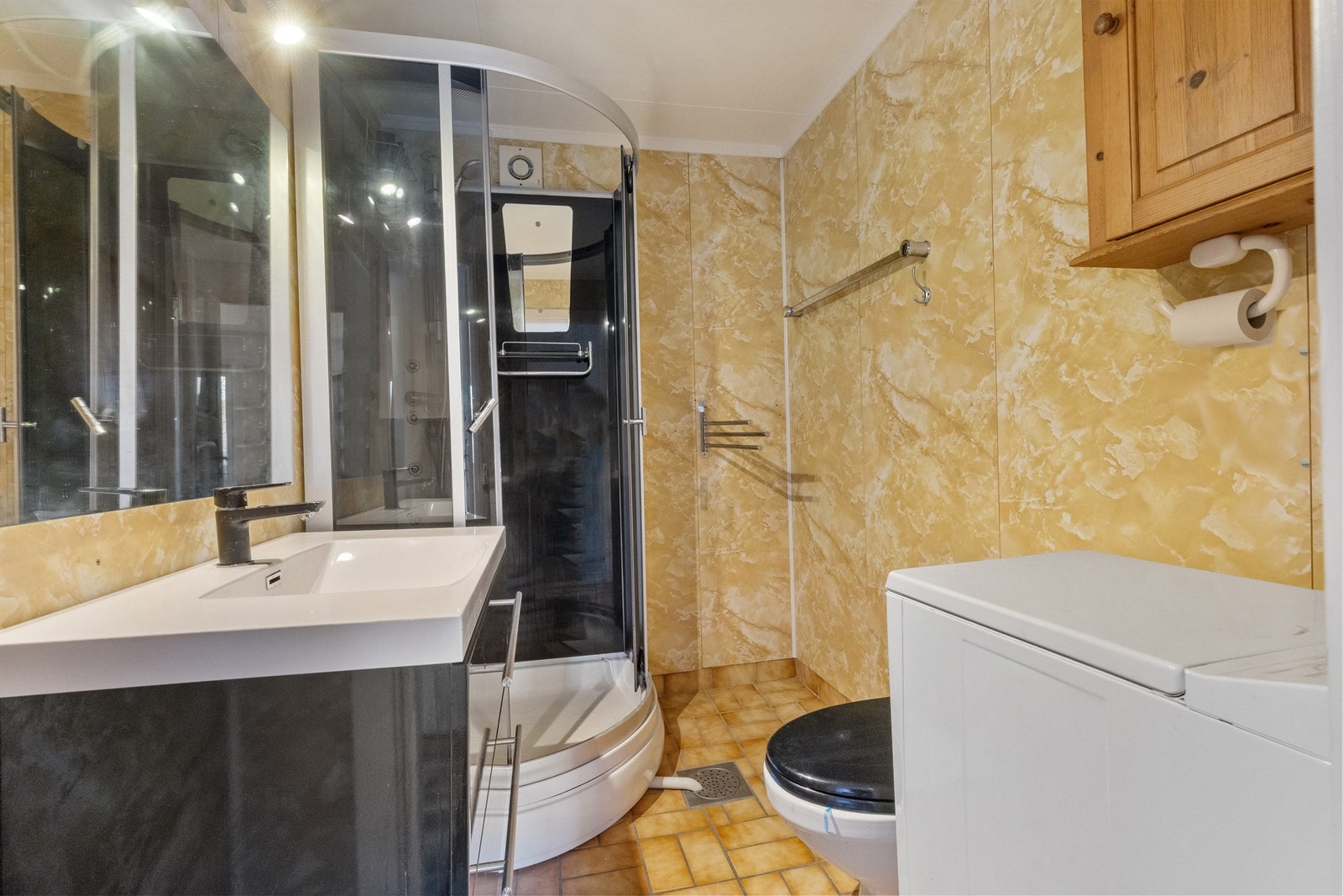 Heldekkende servant over servantskap i sort og glatt utførelse Galleribilde