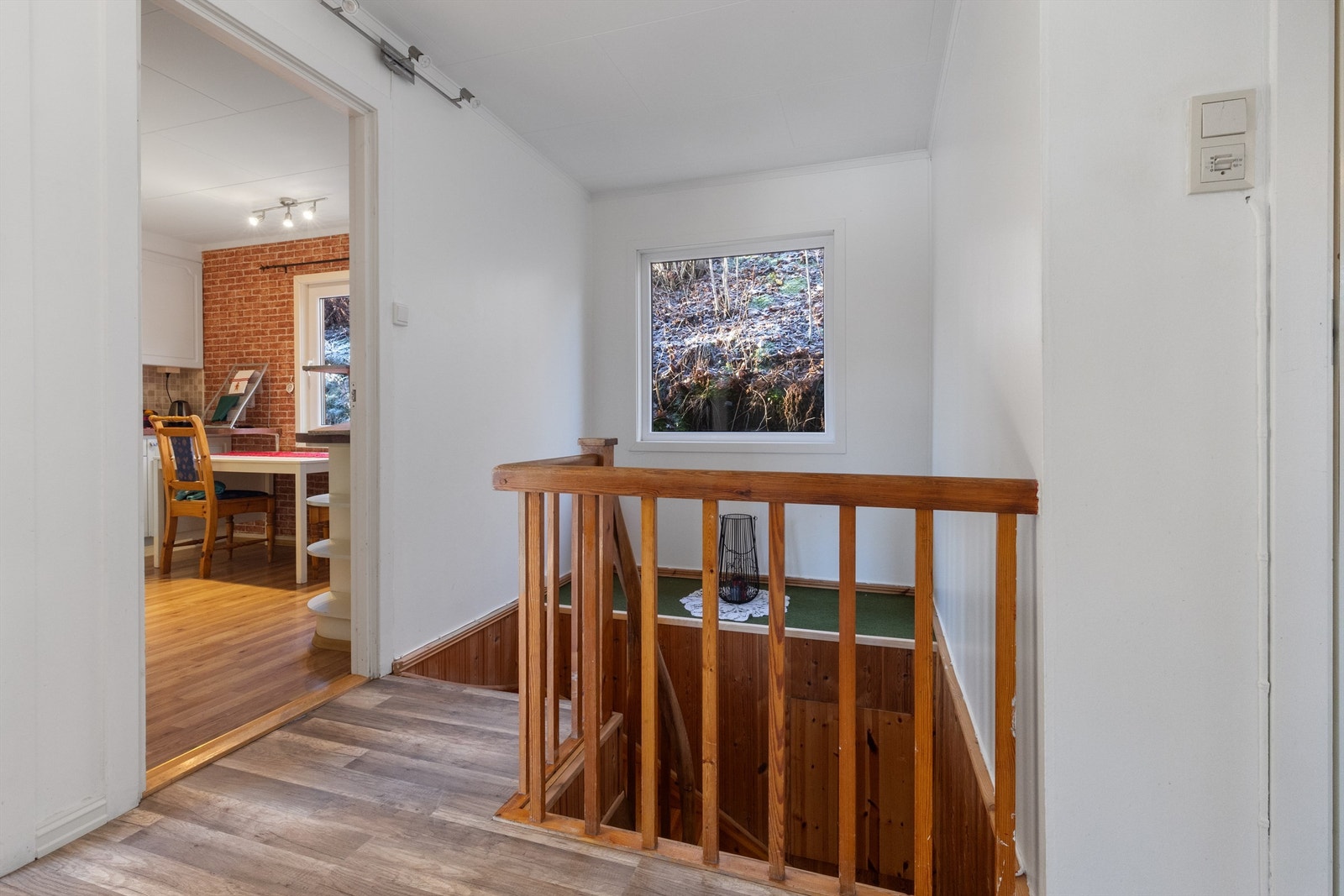 Selger har etterisolert i etasjeskille mellom 2. etasje og loft Galleribilde