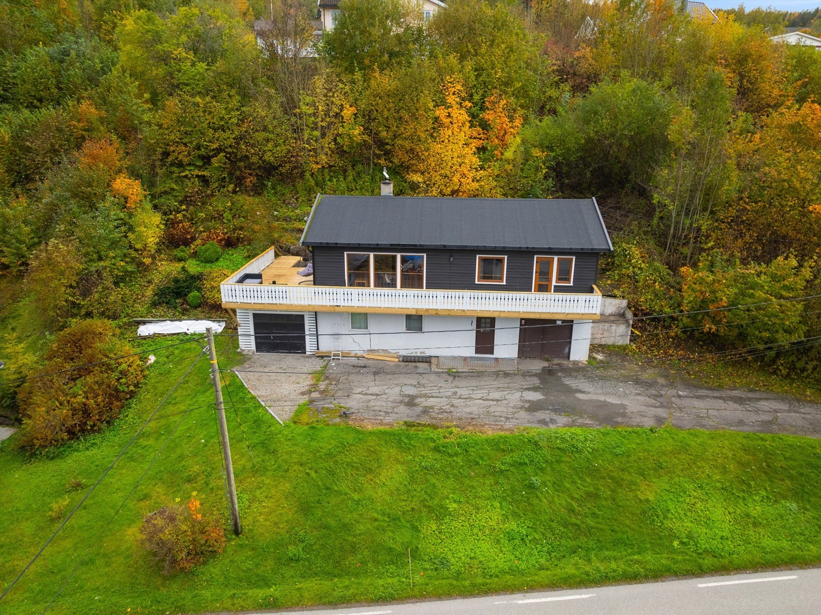 Fra gårdsplassen er det adkomst til boligens overbygde inngangsparti i 1. etasje Galleribilde