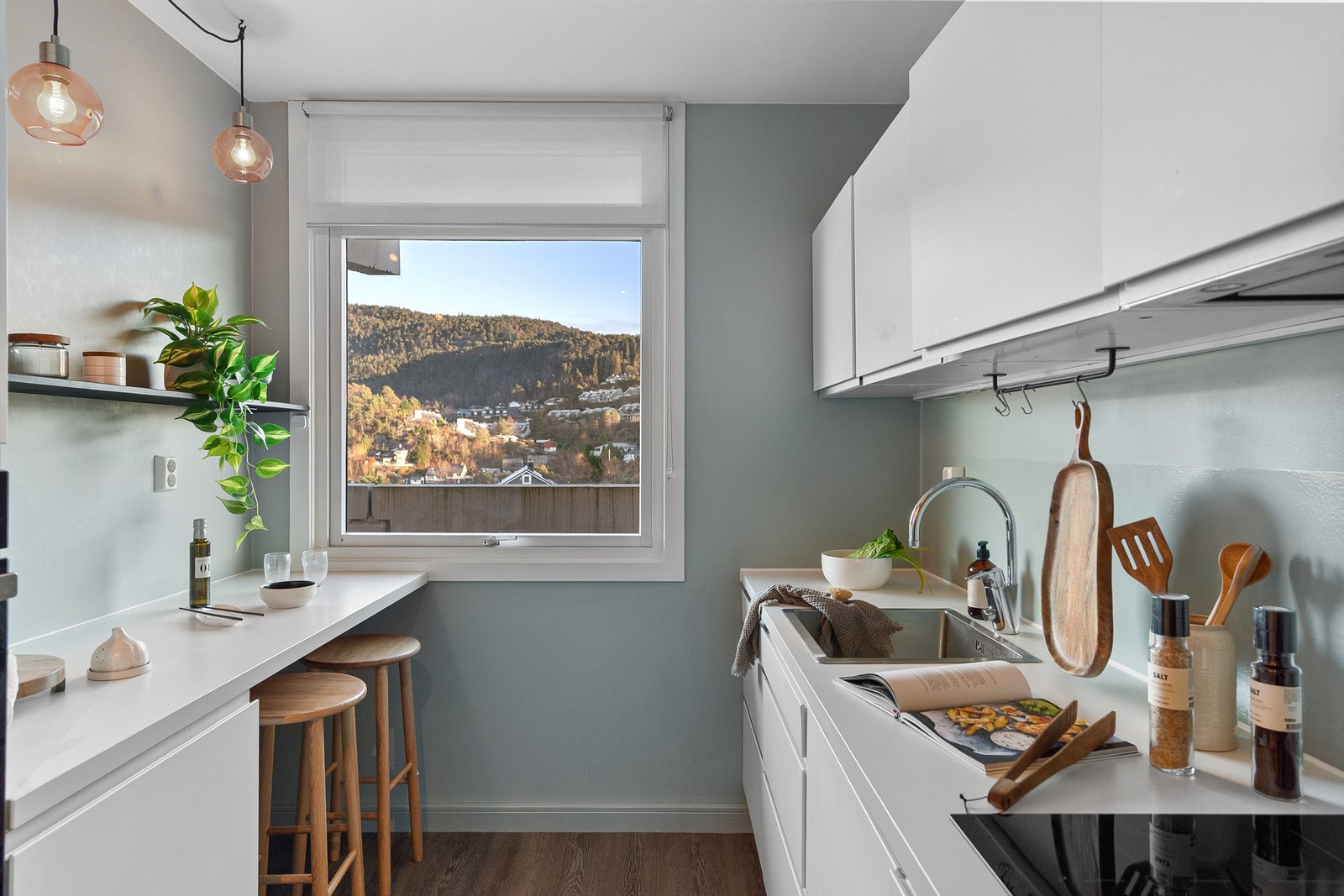 Boligen har et tidløst, lekkert kjøkken fra 2018 Galleribilde