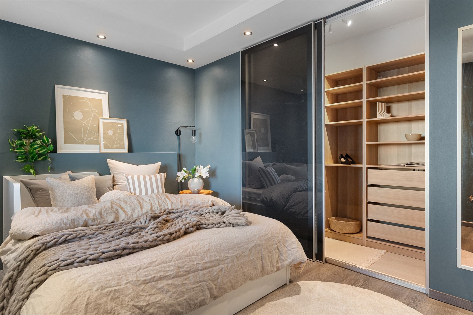 Med egen walk-in-closet løsning. Luksus! Galleribilde