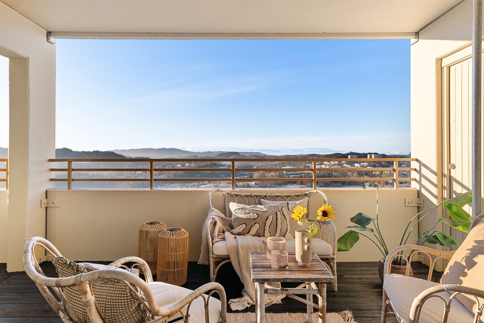 Romslig, vestvendt i byggets 10. etasje. Galleribilde