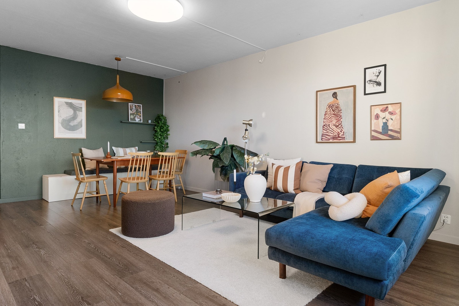 Flott og romslig stue med god plass til både sofa- og spisegruppe Galleribilde