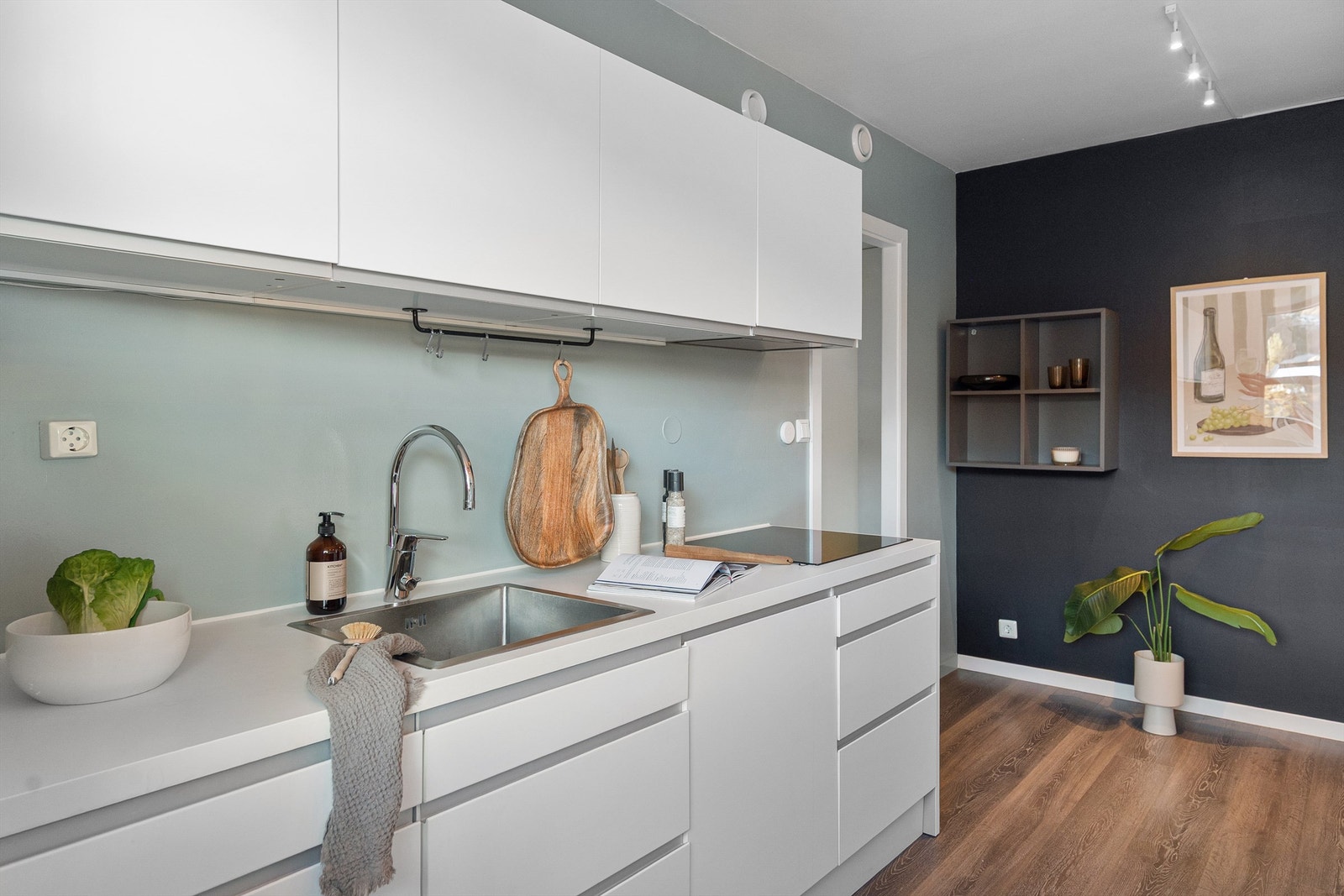 Praktisk kjøkkenløsning med god arbeidsflate Galleribilde