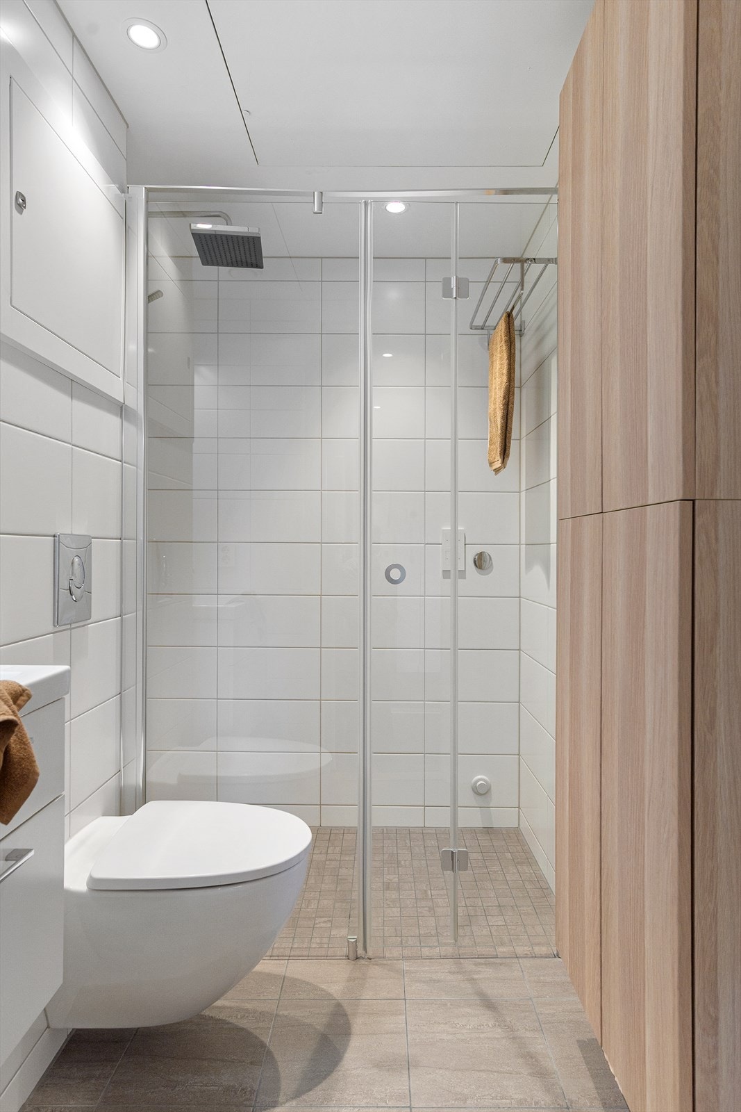 Varmekabler på gulv og spotter i tak Galleribilde