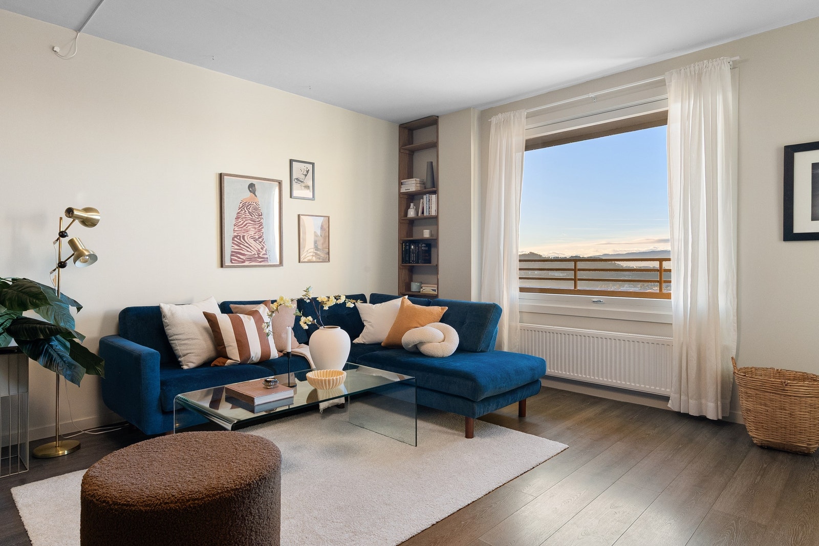 Romslig stue med store vindusflater som gir rikelig med naturlig lysinnslipp Galleribilde