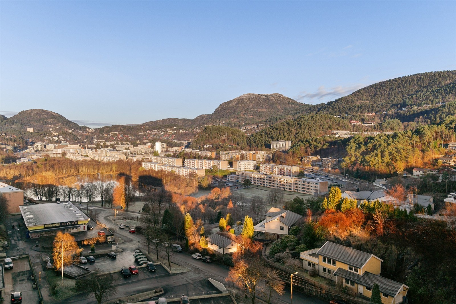 Utsikten fra kjøkkensiden er også meget flott! Galleribilde