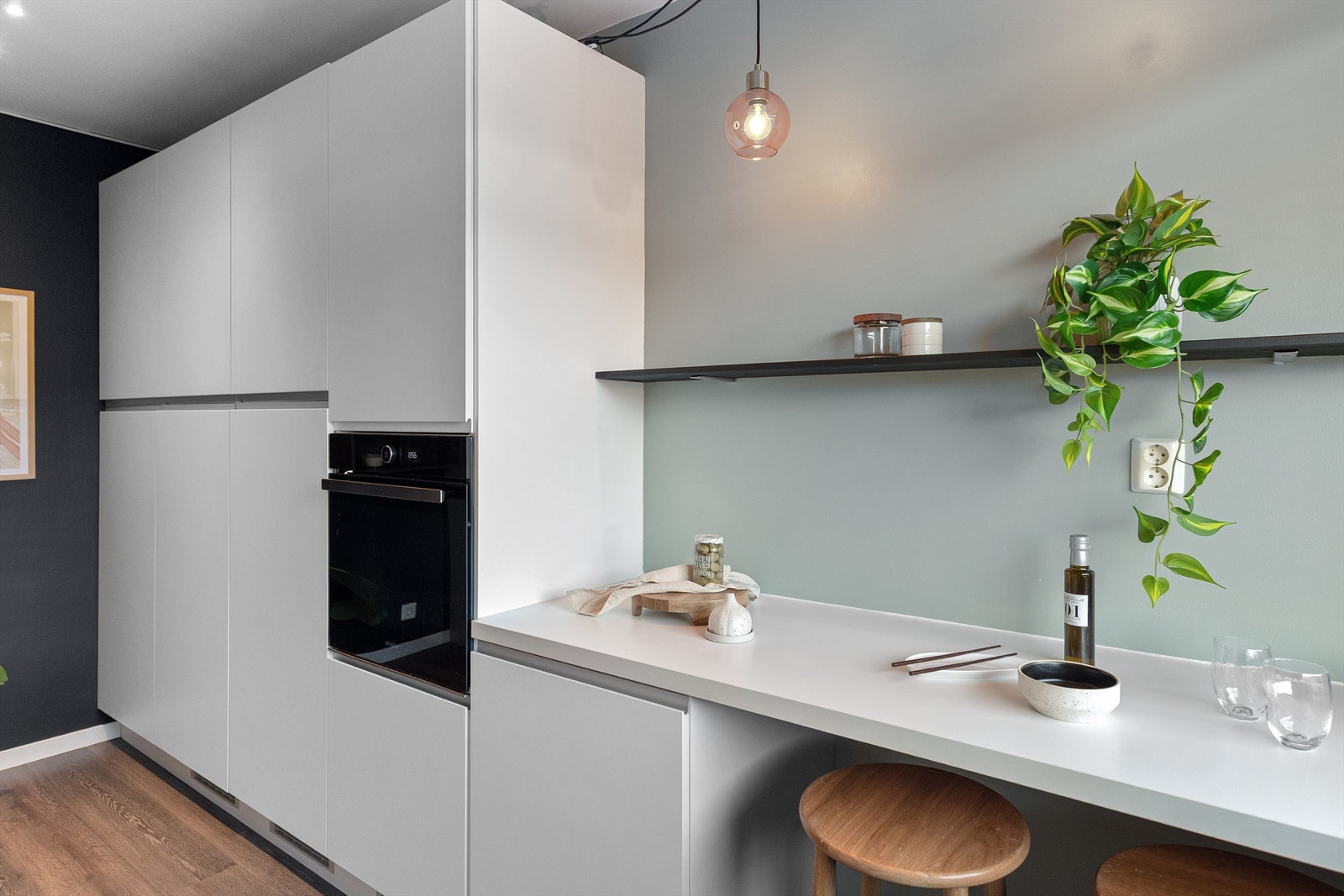 Tidløs, lys kjøkkeninnredning med rene linjer Galleribilde