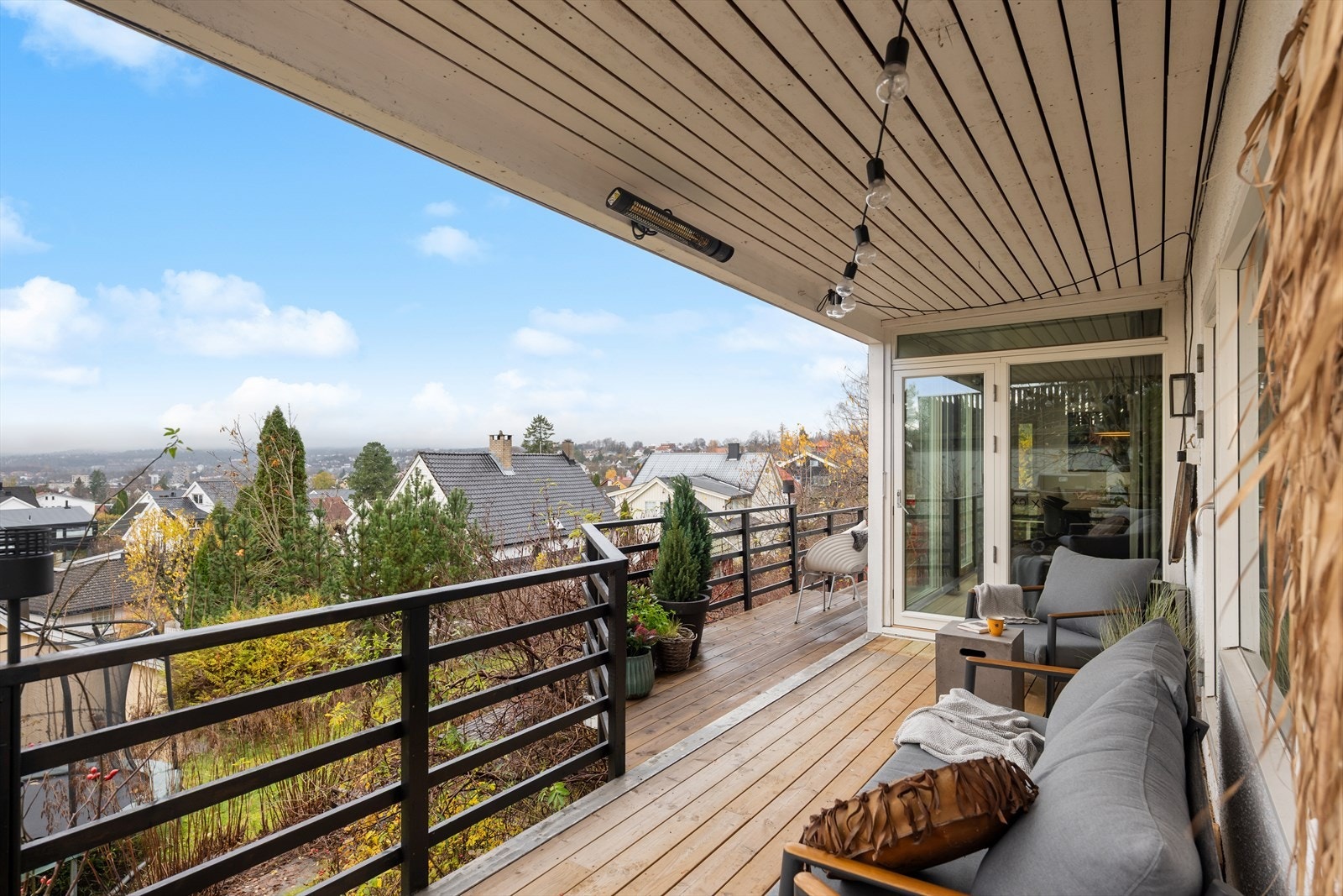 Terrassen har 3 muligheter for utgang, to dører ut fra kjøkken og en dør ut fra stue. Galleribilde