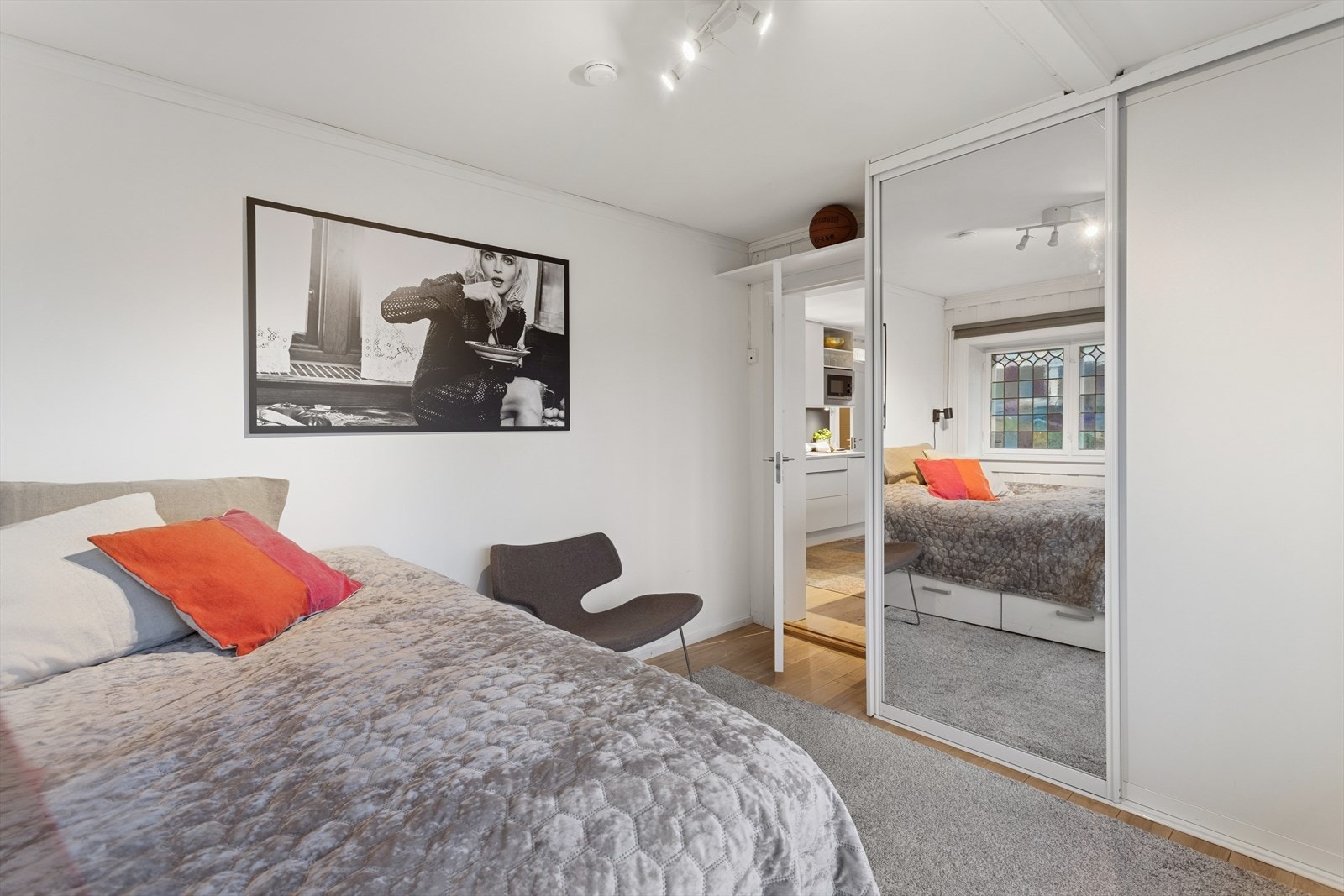 Hovedsoverom er innredet med dobbeltseng og skyvedørsgarderobe med speil. Galleribilde