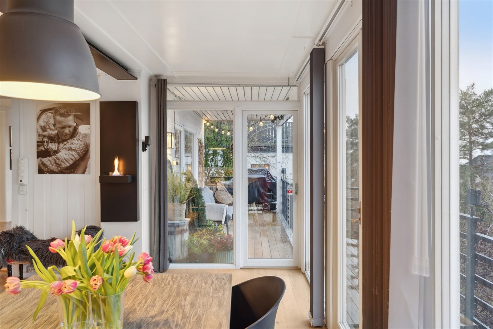 Denne flotte eiendommen på Otto Blehrs vei 4 byr på flotte vinduer fra gulv til tak. Galleribilde