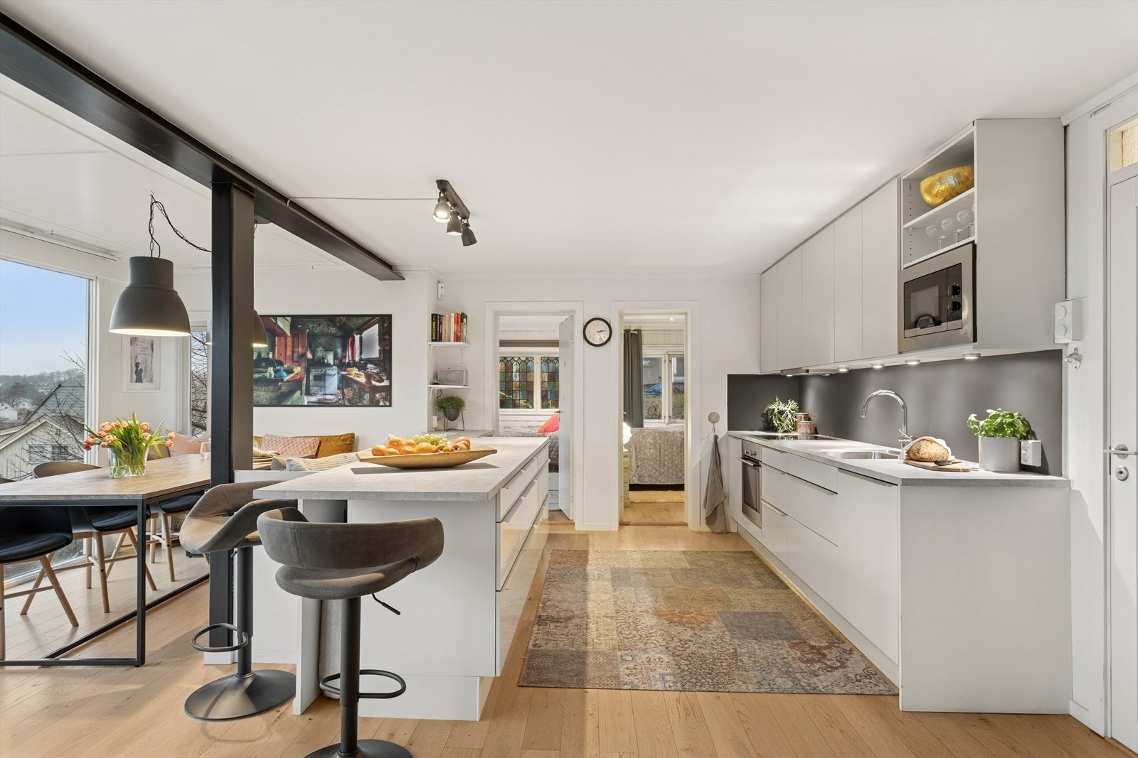 Moderne og luftig HTH-kjøkken med god arbeidsplass og praktiske løsninger. Innredningen har glatte, tidsriktige fronter og laminert benkeplate. Mye skapplass. Galleribilde