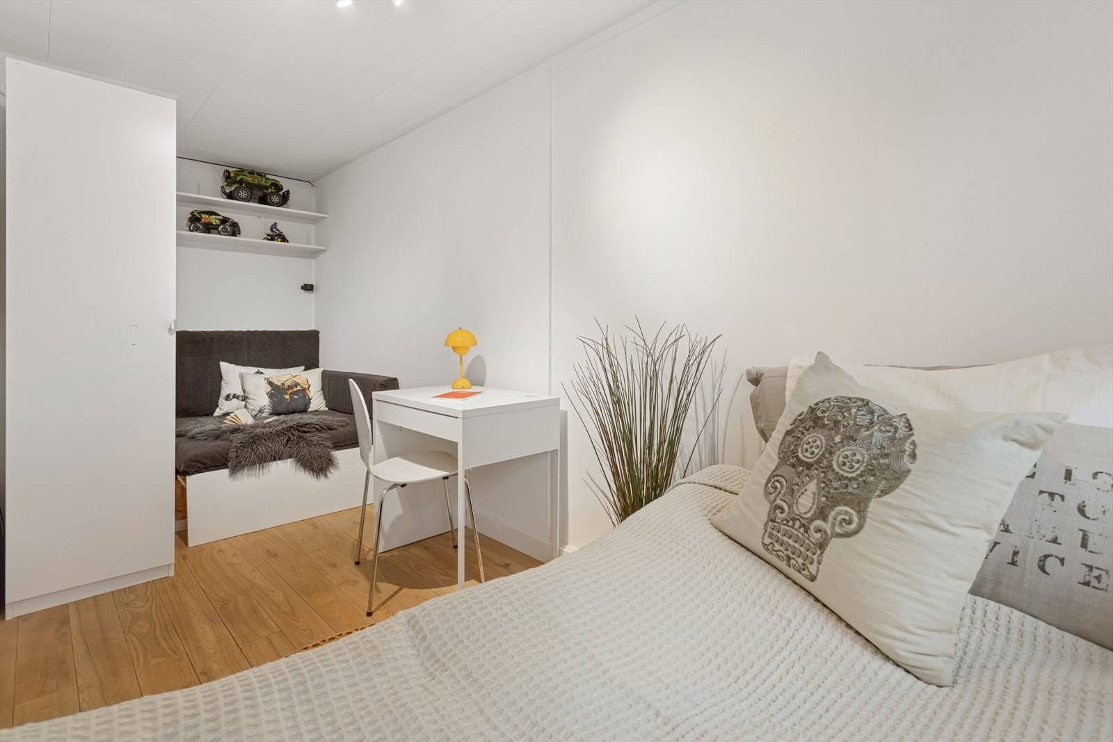 Videre er rom 3 innredet med garderobeskap. Samt et hyggelig kosehjørne, som også kan gjøres om til gjesteseng. Galleribilde