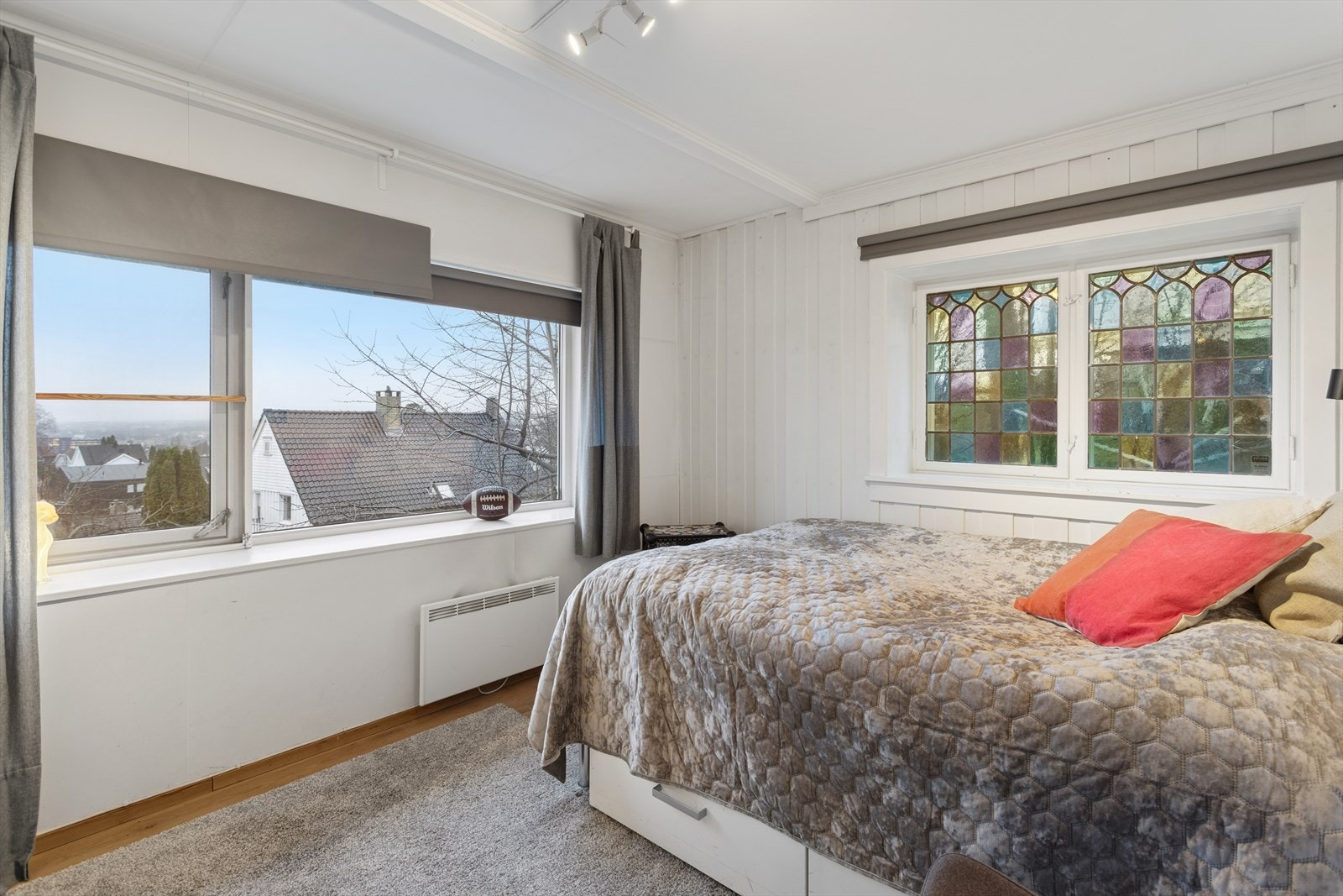 Hovedsoverommet er av god størrelse, og har flott utsikt utover Oslo. Galleribilde