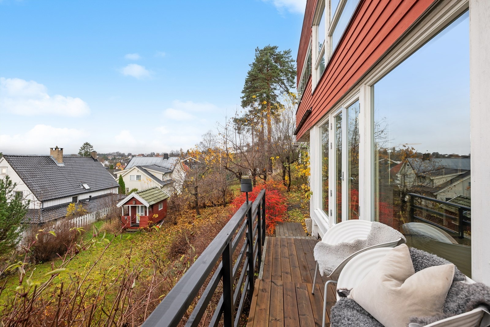 Eiendommen har en skjermet og pent opparbeidet tomt i nivåer og med flere flotte uteområder hvor både sol og den flotte beplantningen kan nytes. God plass til trampoline og lekehus. Galleribilde