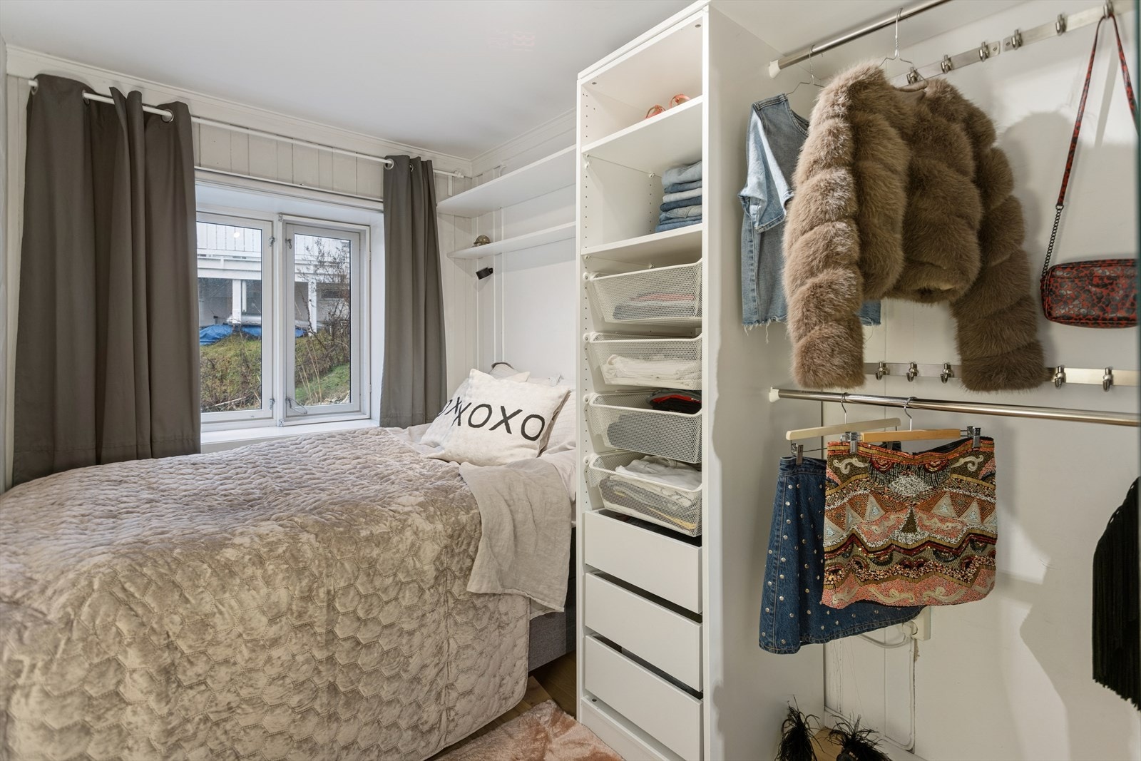 Soverom 2 er innredet med seng og har plass til garderobeskap. Galleribilde