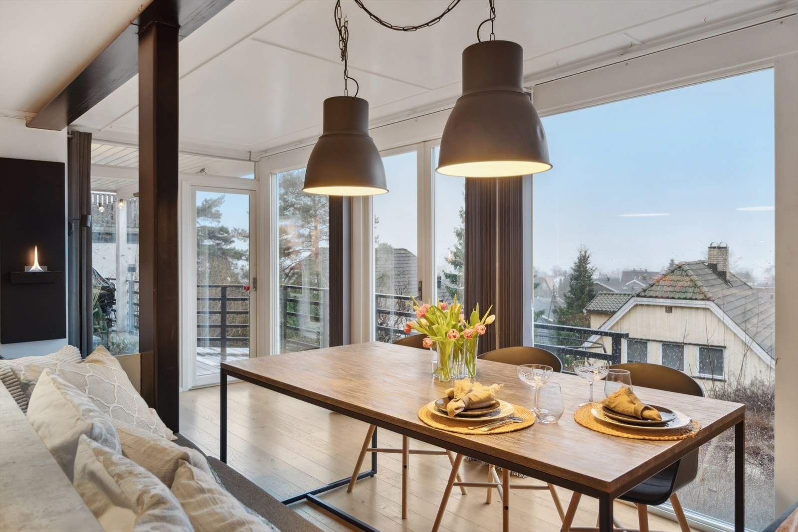 Luftig planløsning, åpenhet, mange vinduer fra gulv til tak, og gode lysforhold er stikkord for denne eiendommen. Galleribilde