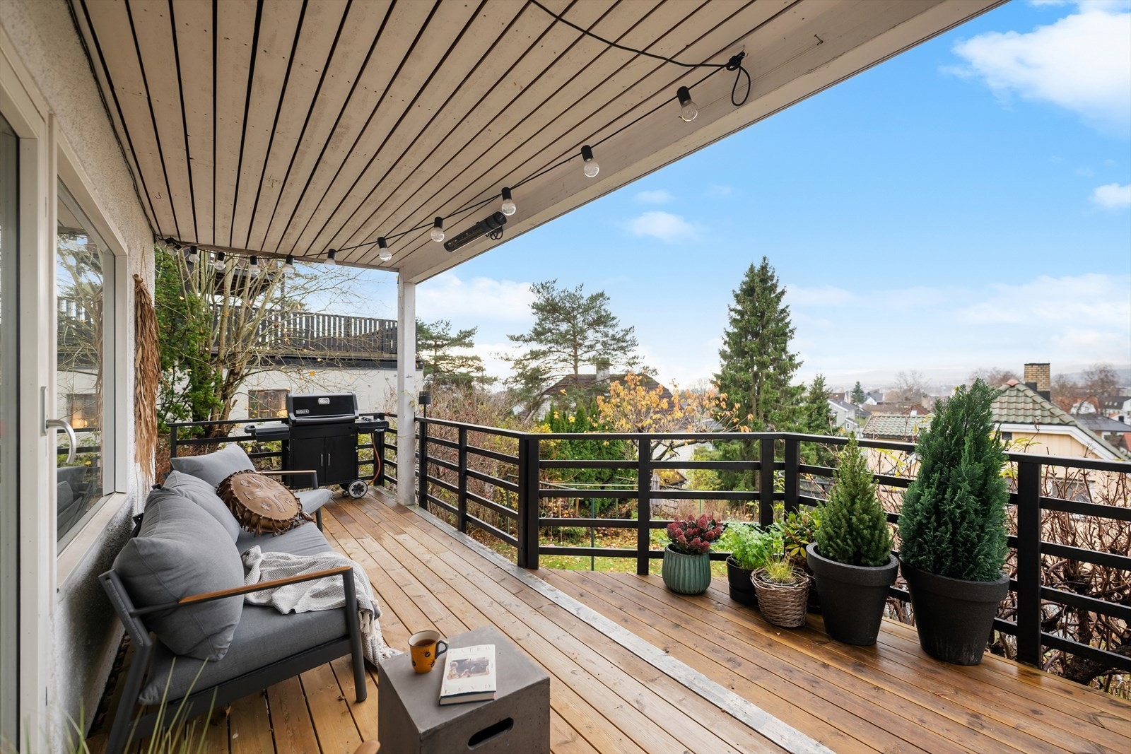 Terrassen er 22 kvm og er vestvendt. Her kan du nyte sol store deler av dagen. Sol fra ca. kl. 12/13, til den går ned bak Holmenkollen ca. kl. 22/22:30 (sommertid.) Galleribilde