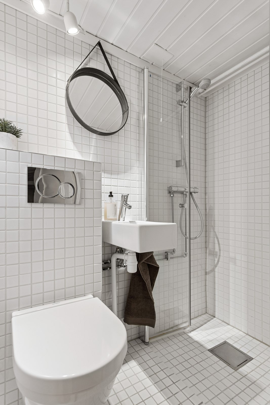 Baderom 2 (tidligere gjestetoalett) er innredet med servant, toalett, og dusjhjørne. Galleribilde