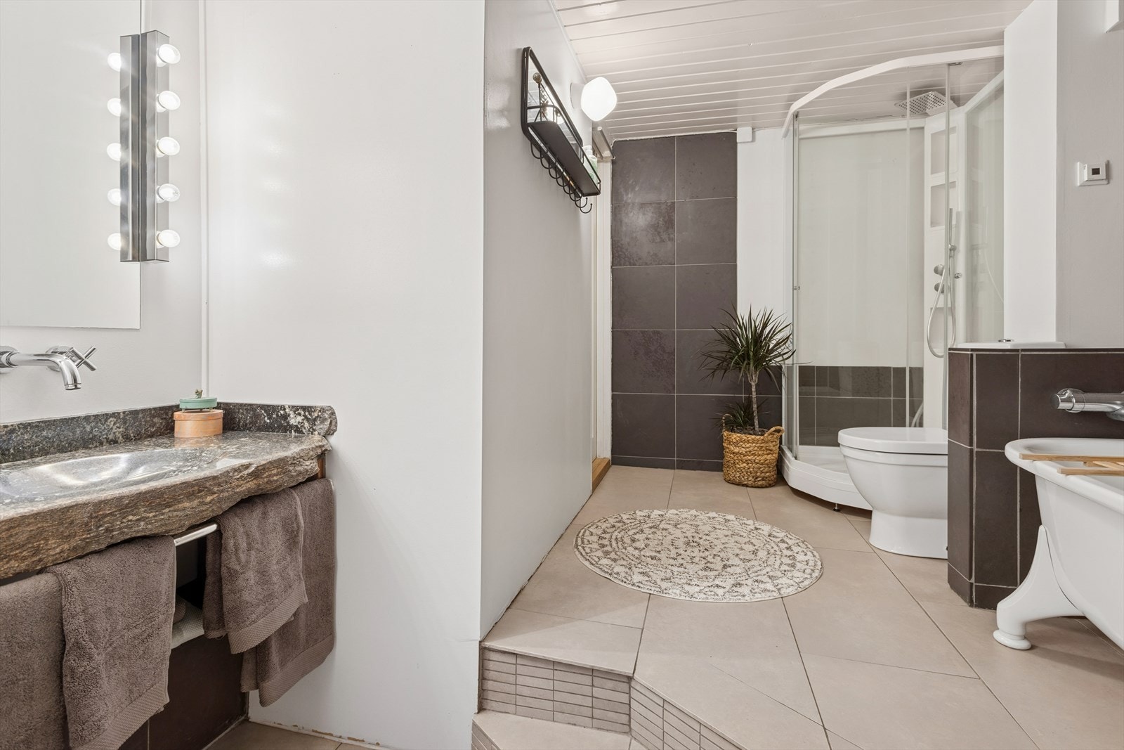 Baderommet er delvis flislagt, og er av god størrelse. Galleribilde