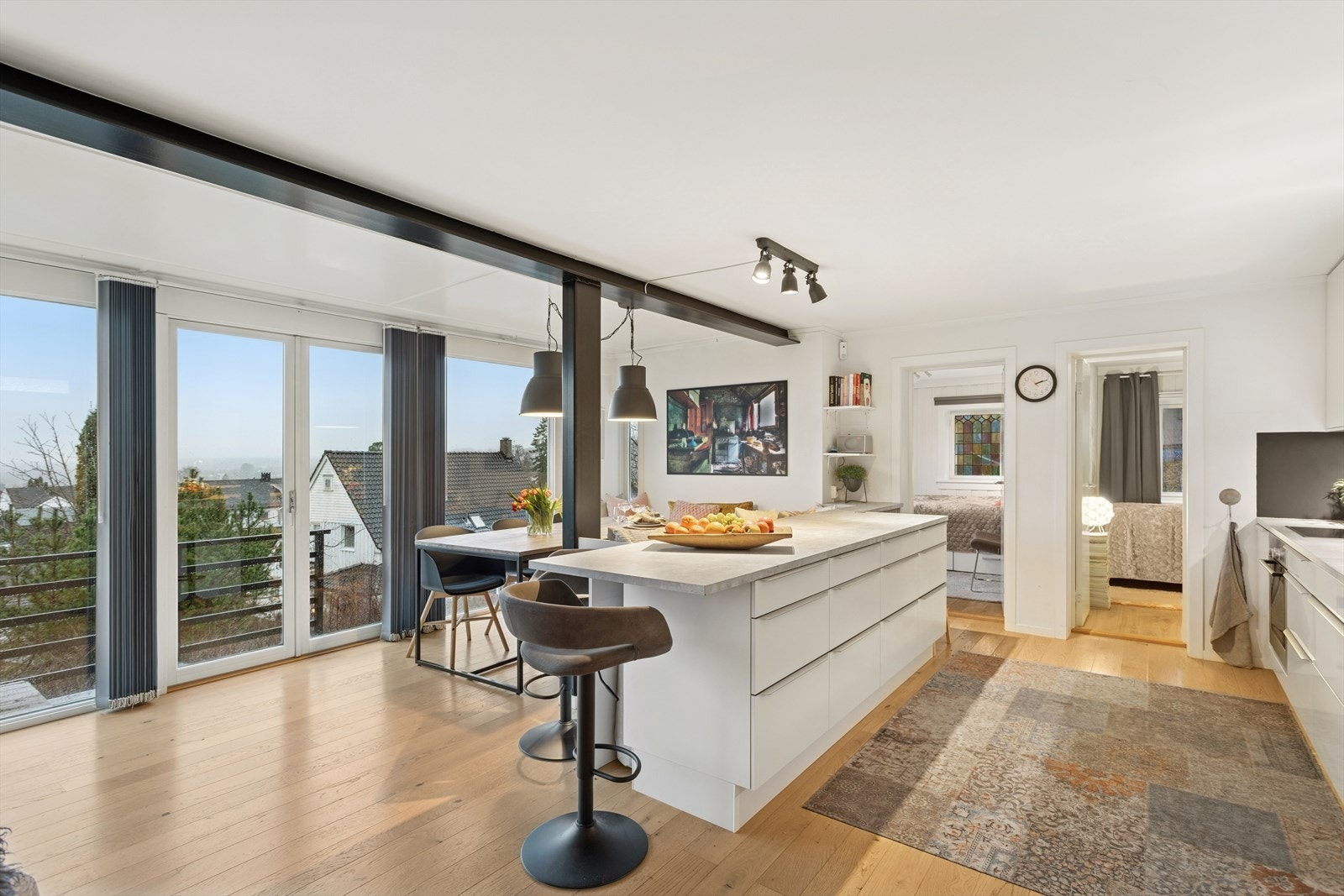 Denne herlige spiseplassen er omkranset av vinduer som gjør den til et lyst og innbydende rom, godt egnet for sosiale sammenkomster med venner og familie. Galleribilde