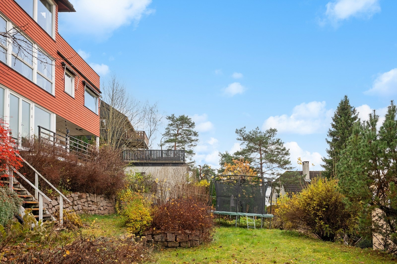 Den avskjermede tomten kombinerer privatliv med idylliske omgivelser. Med solrike uteplasser, idyllisk vegetasjon og stort hageområde, er felles tomten godt egnet for for både avslapning og lek. Galleribilde