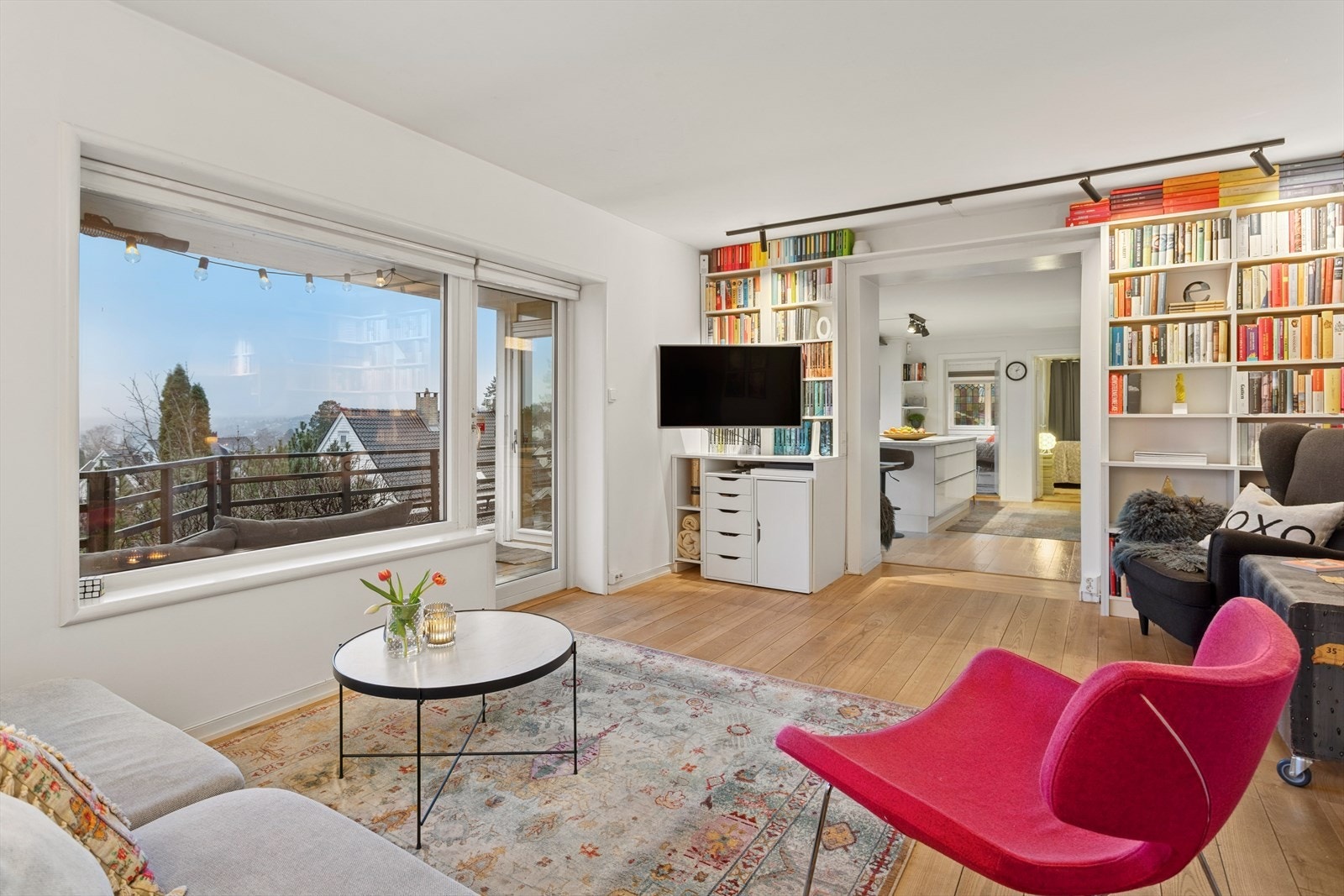 Stue med god plass til sofagruppe, bord og annet ønsket møblement. Innebygde hyller som medfølger. Galleribilde