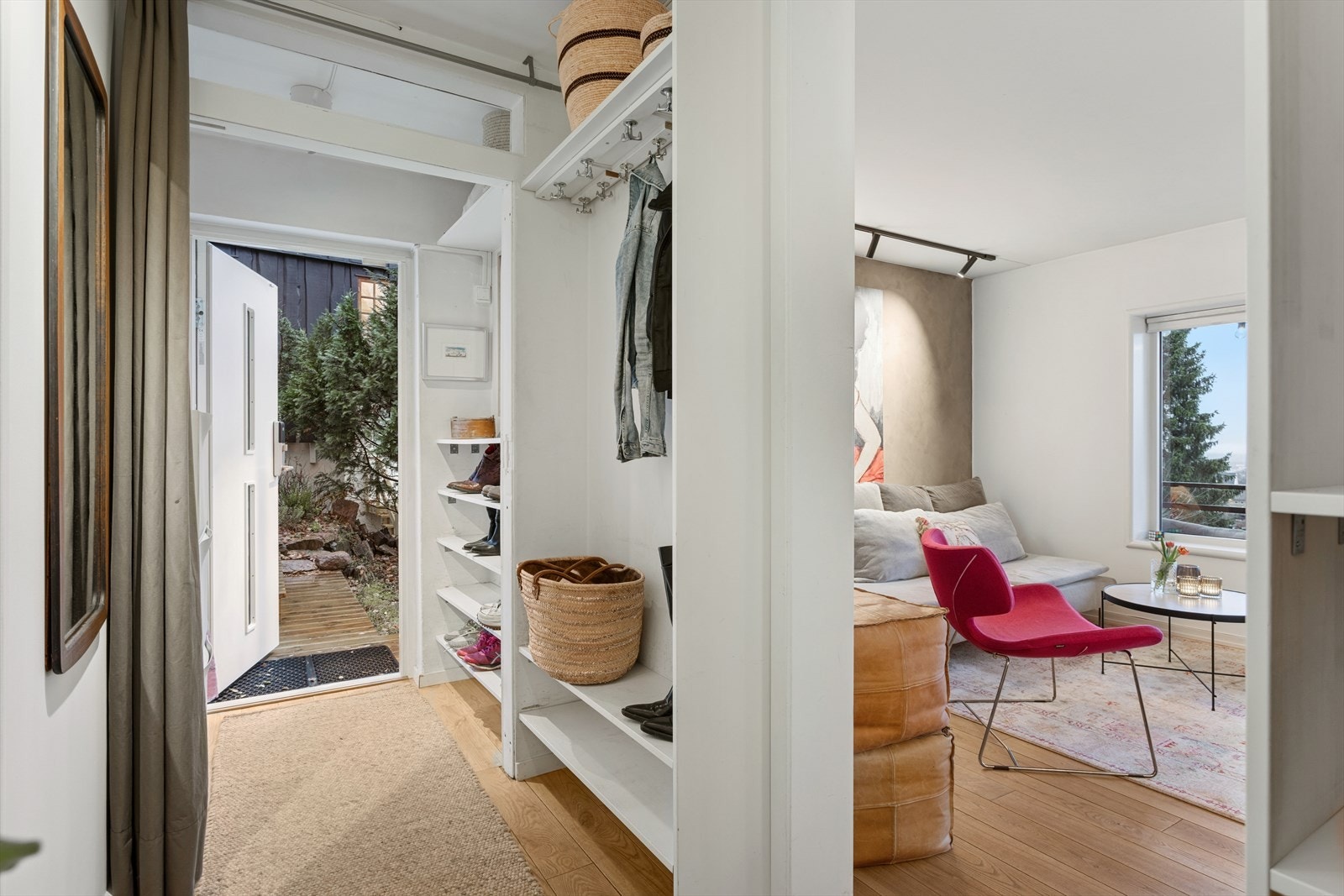 Boligens entré gir et godt førsteinntrykk av boligen. Velkommen inn til Otto Blehrs vei 4! Galleribilde