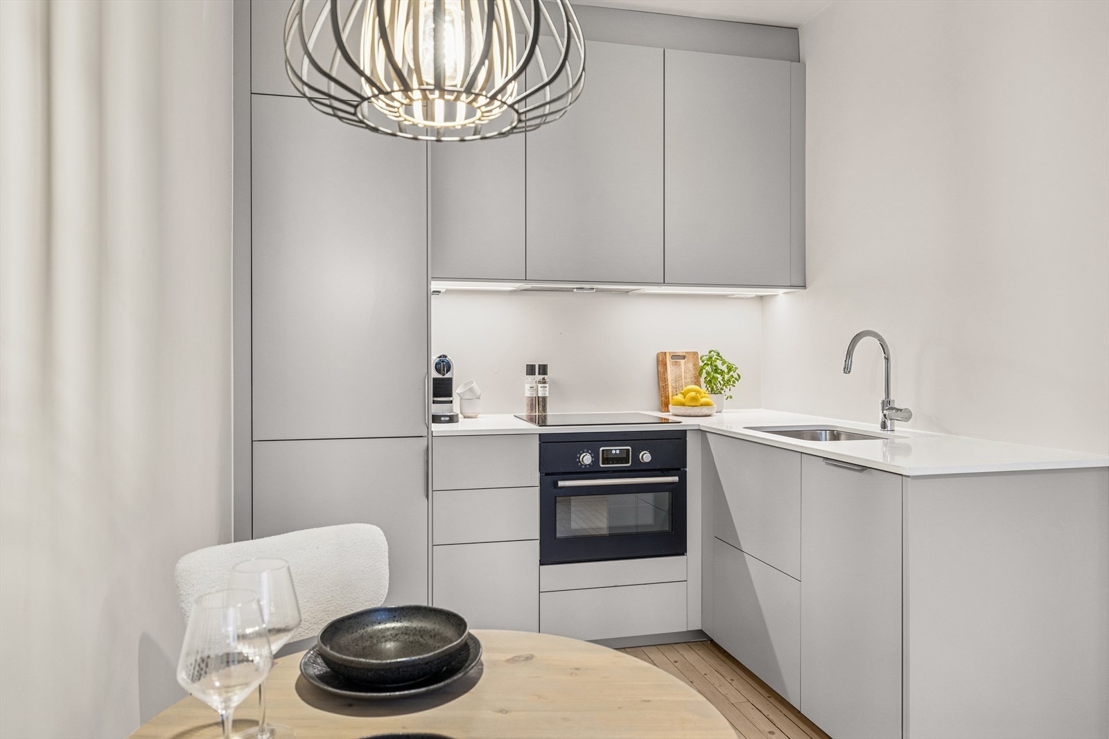 Induksjonstopp, stekeovn,
oppvaskmaskin og kjøl/frys er integrert i innredningen. Galleribilde