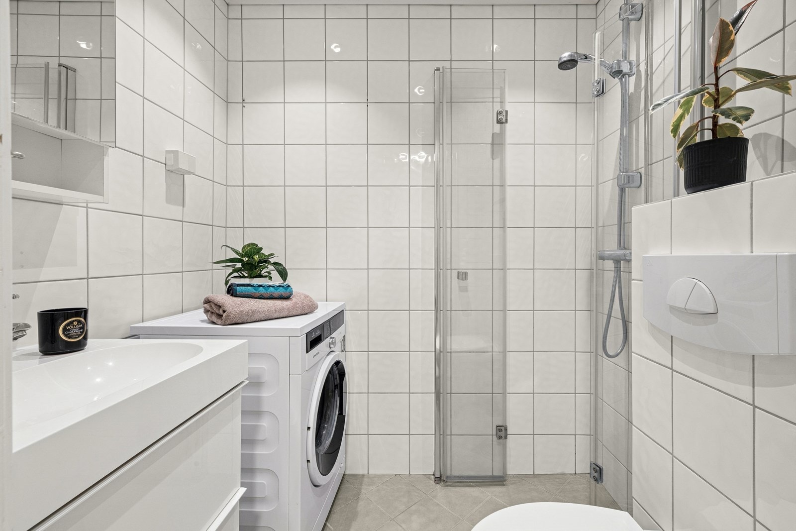 Badet har flislagte overflater, varmekabler i gulv og downlights i himling. Galleribilde