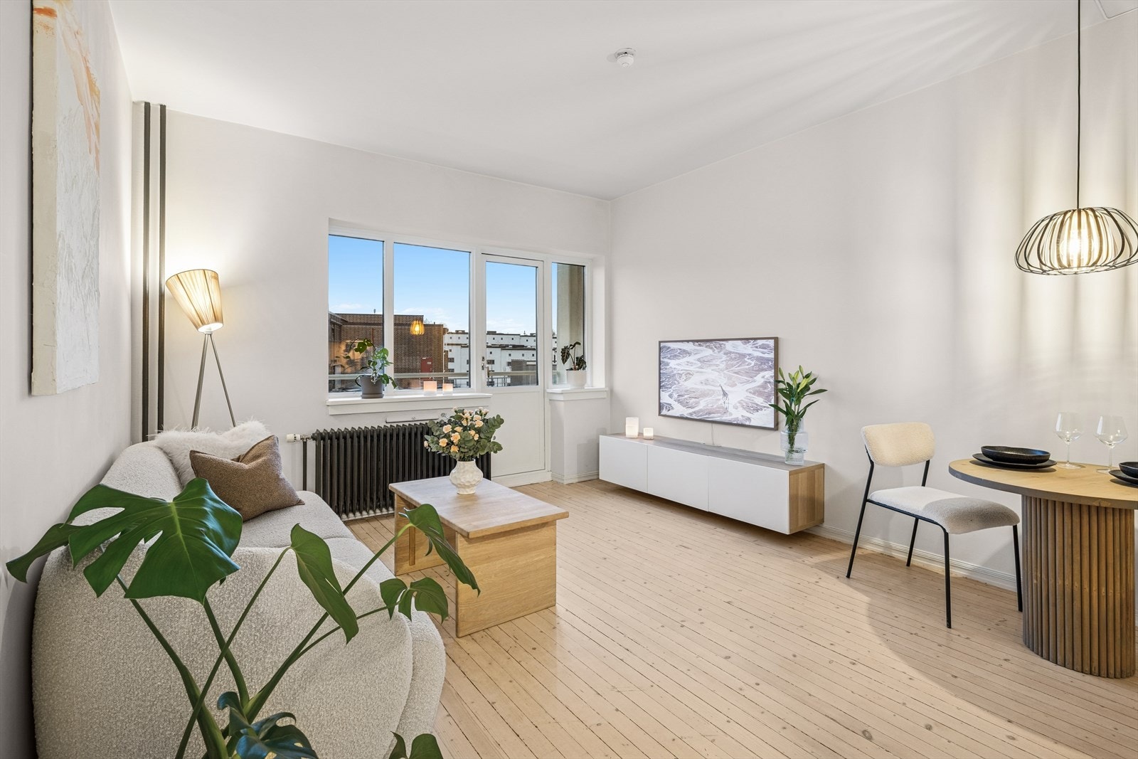 Stuen er et lyst og åpent rom med originalt tregulv. Galleribilde