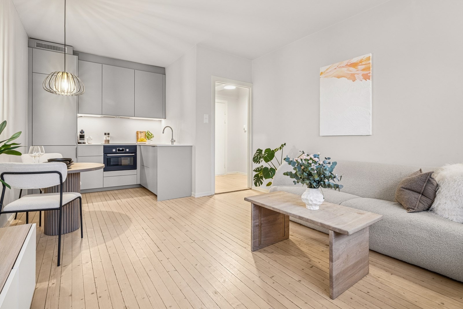 Leiligheten har en åpen løsning mellom stue og kjøkken. Galleribilde