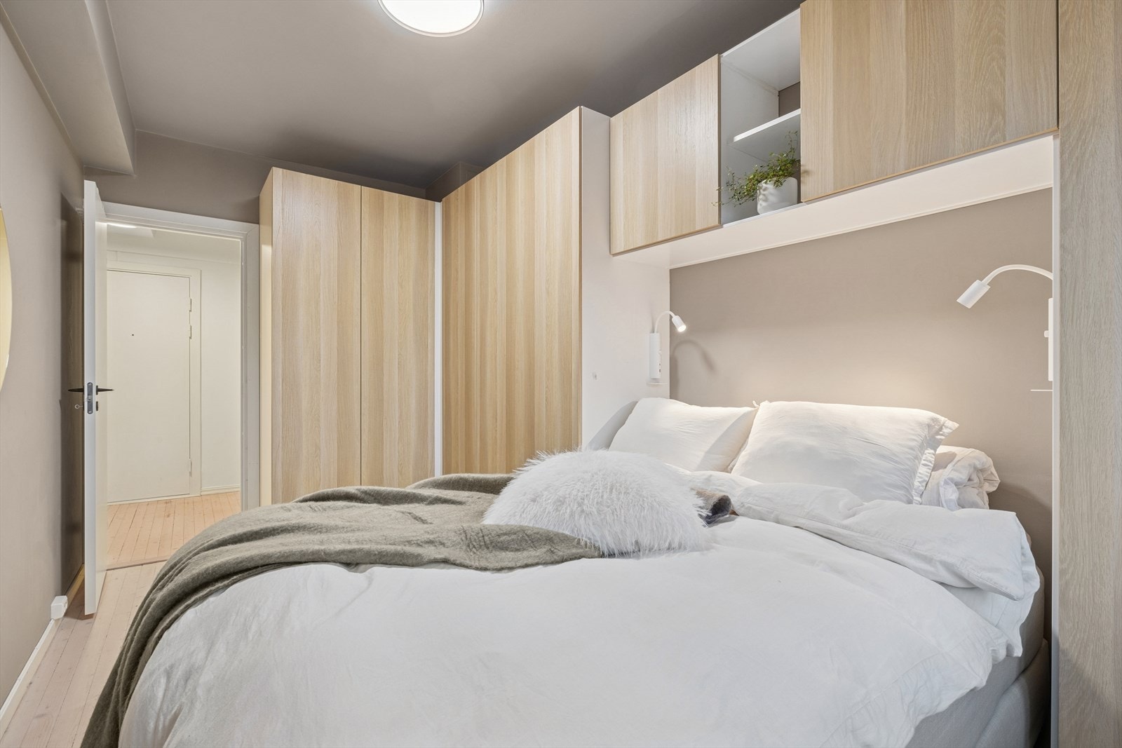 På soverommet er det mye oppbevaringsplass i medfølgende skapløsninger. Galleribilde