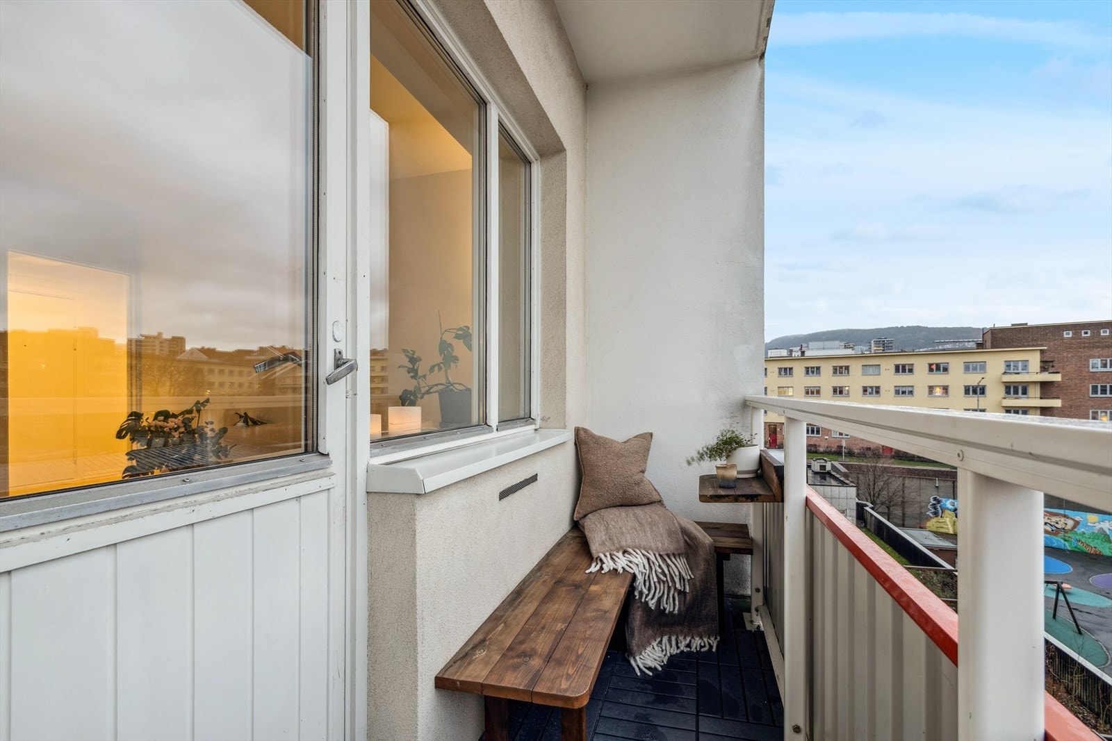 Utgang fra stuen til en balkong på 3 kvm. Galleribilde