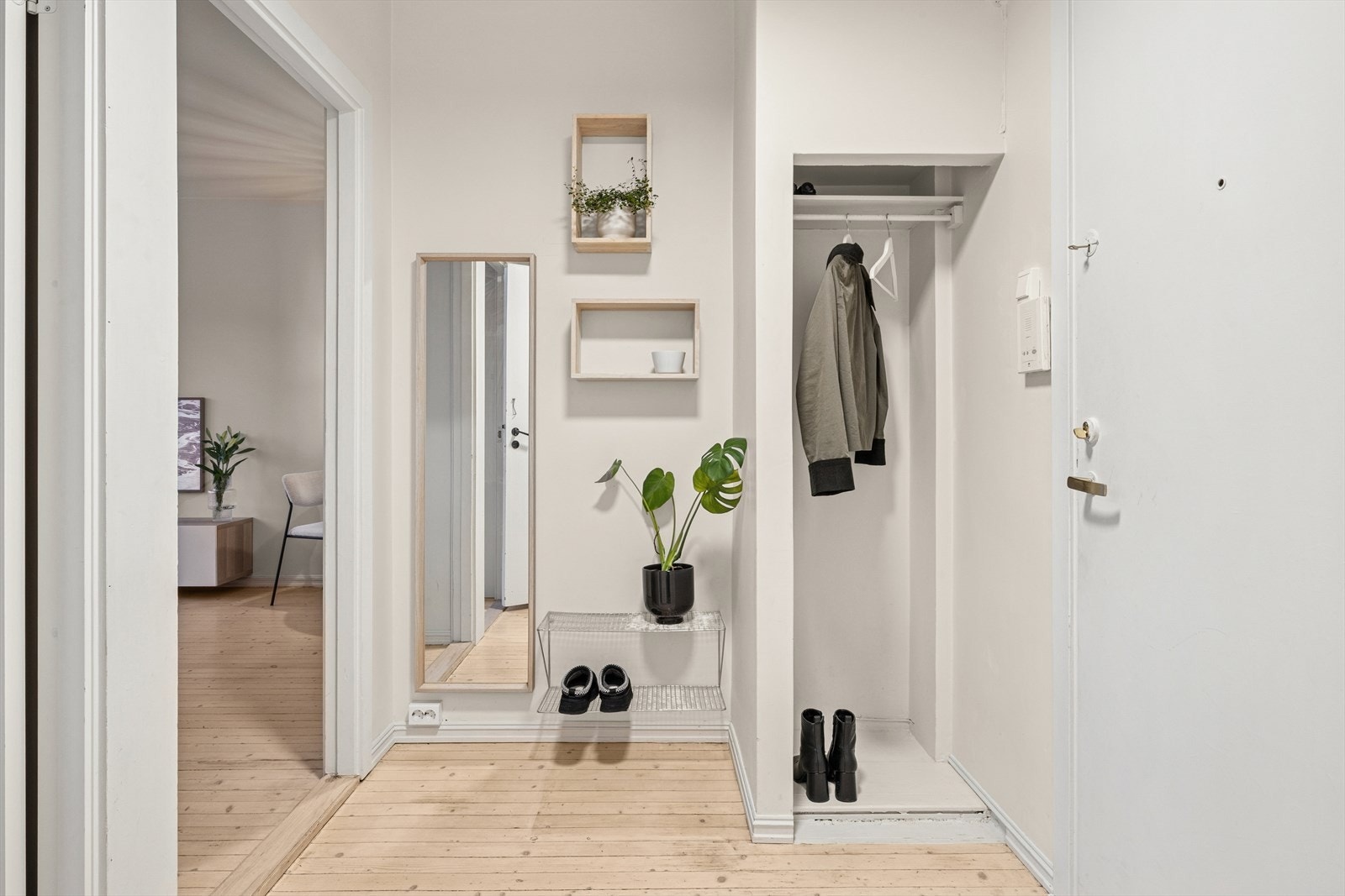 I entreen er det plass til å henge fra seg yttertøy i praktisk nisje. Galleribilde